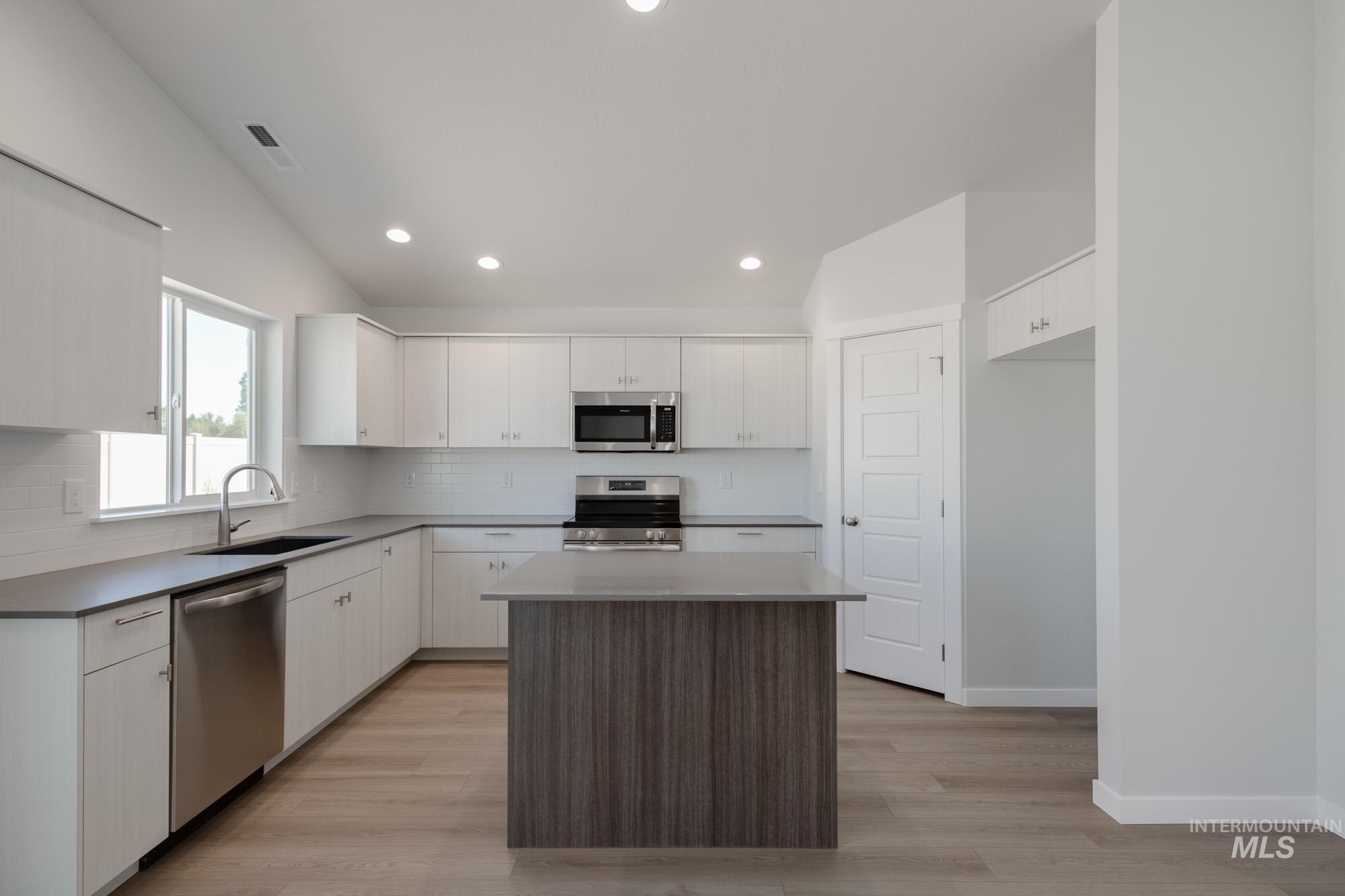 3424 W Morere Dr Property Photo 5