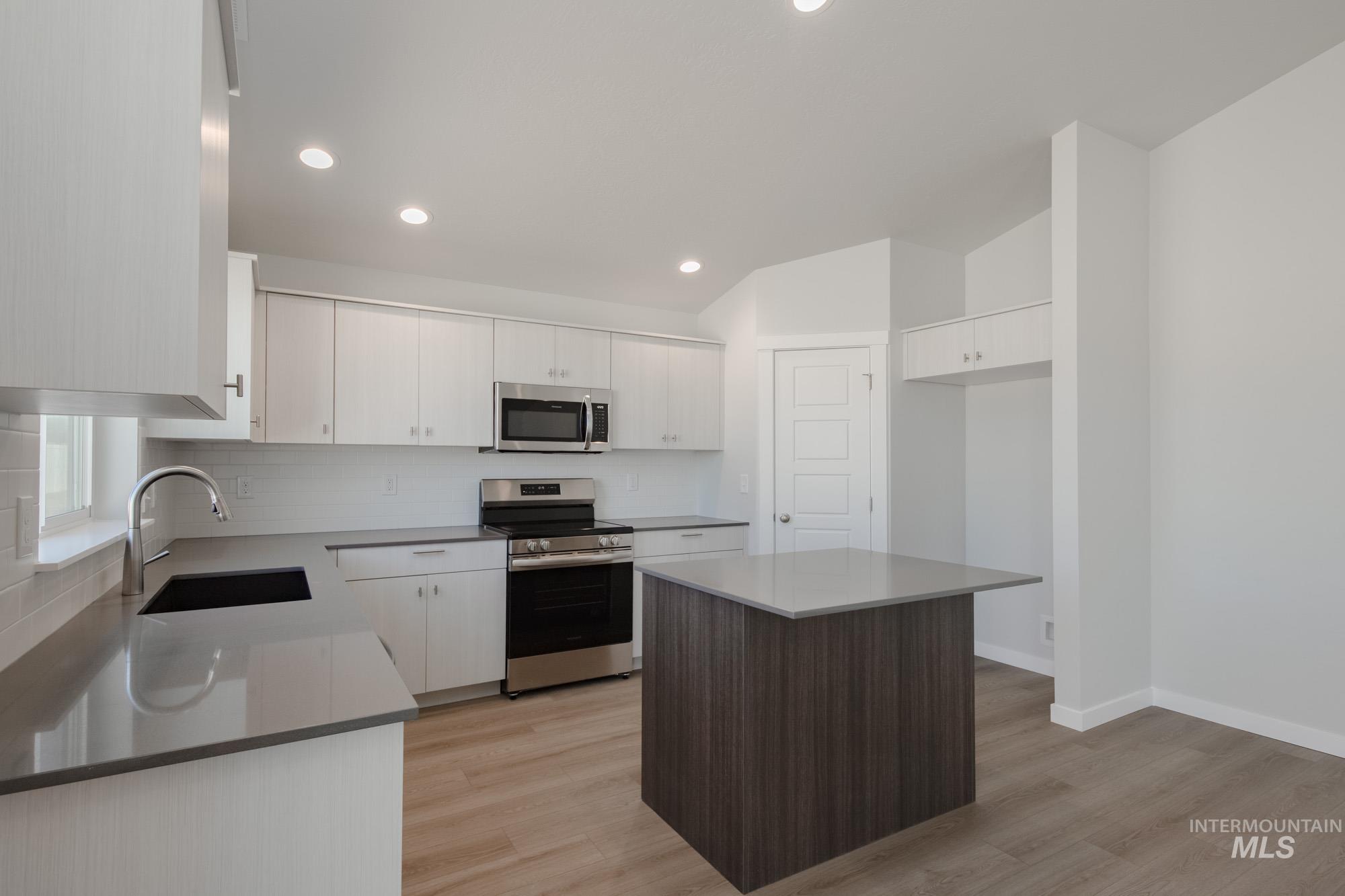 3424 W Morere Dr Property Photo 6