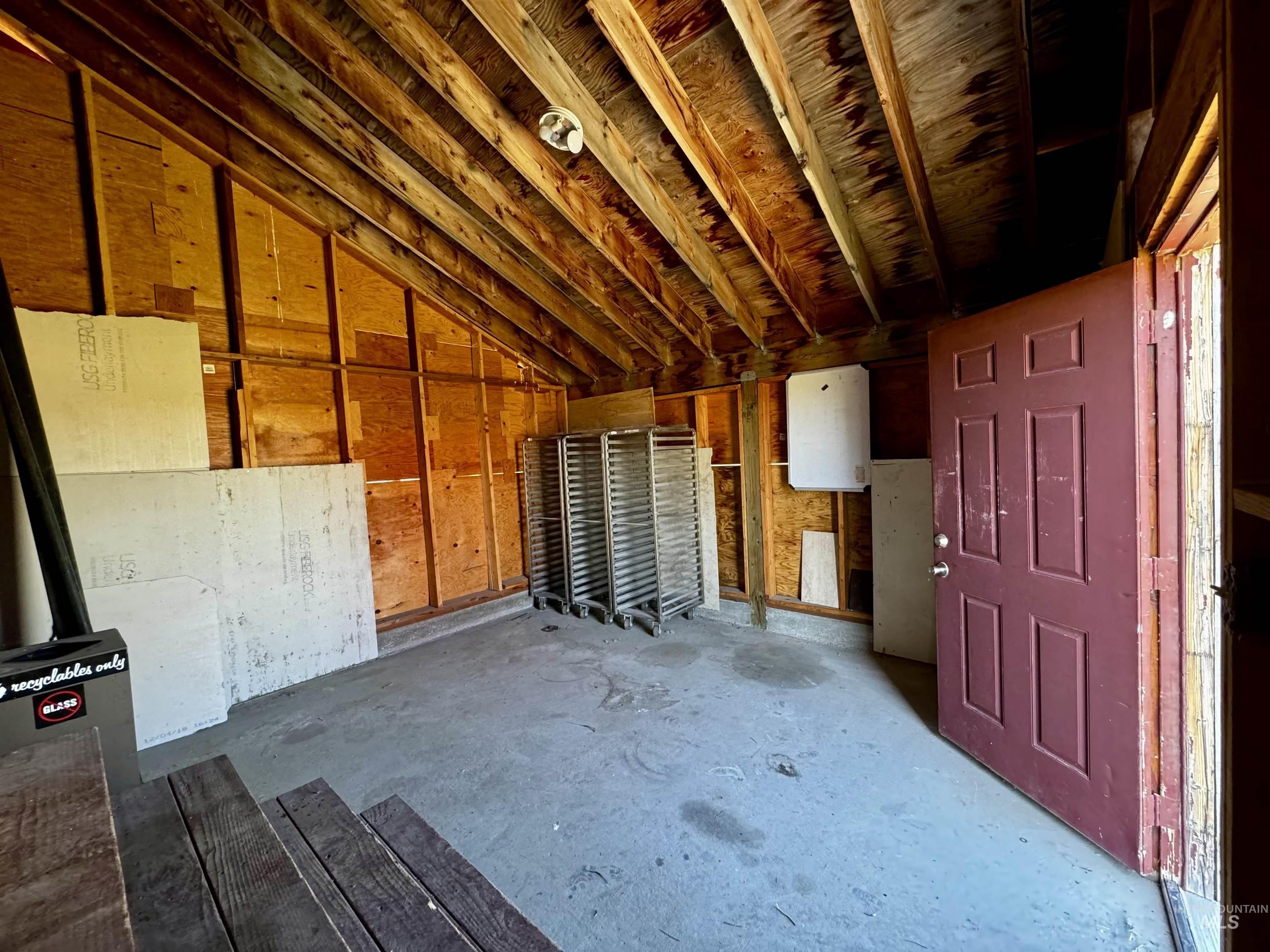 101 2nd St E Property Photo 10