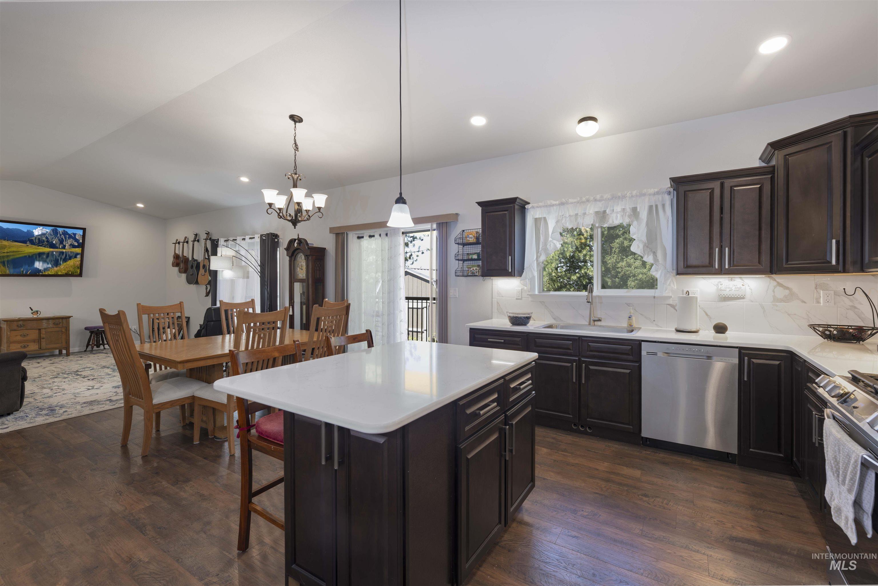 801 Washington Property Photo 6