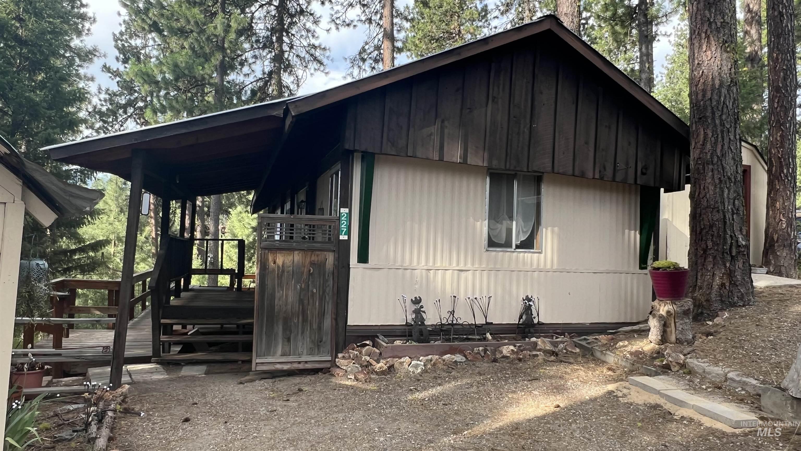 227 Holiday Dr Property Photo 2