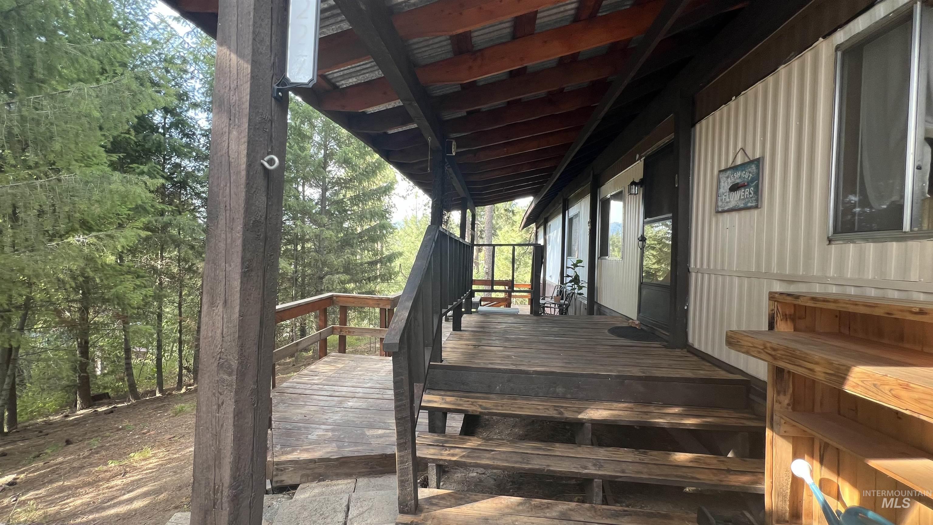 227 Holiday Dr Property Photo 4