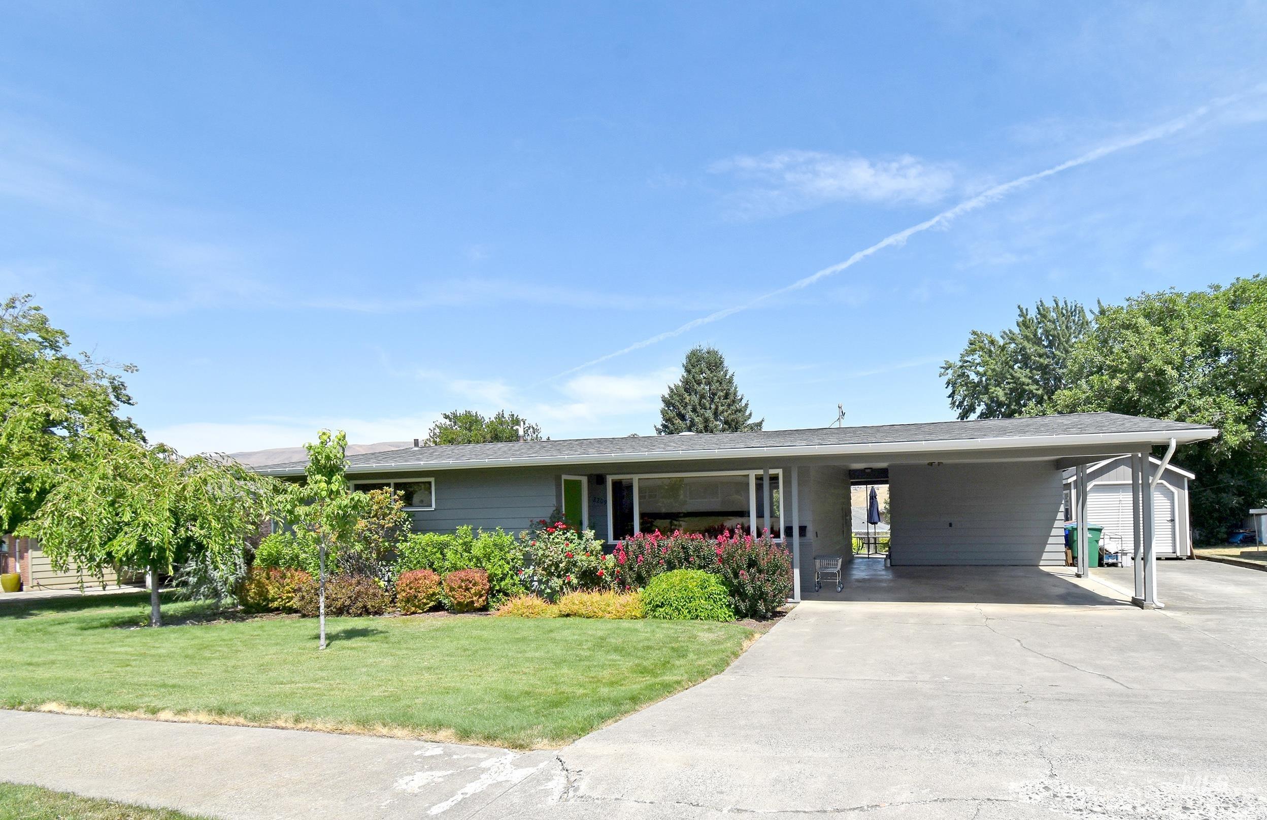 2209 Sunset Drive Property Photo 1