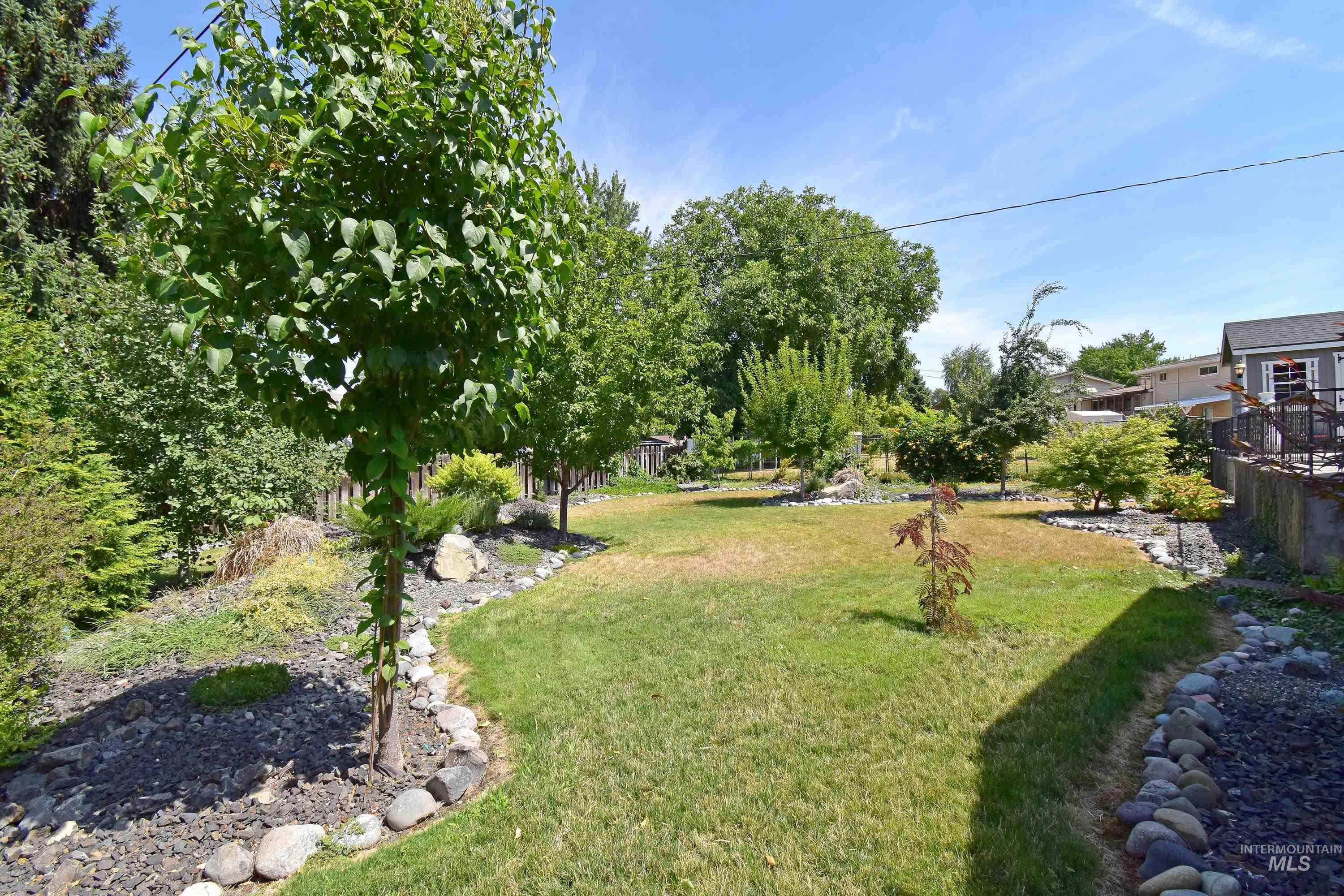 2209 Sunset Drive Property Photo 2