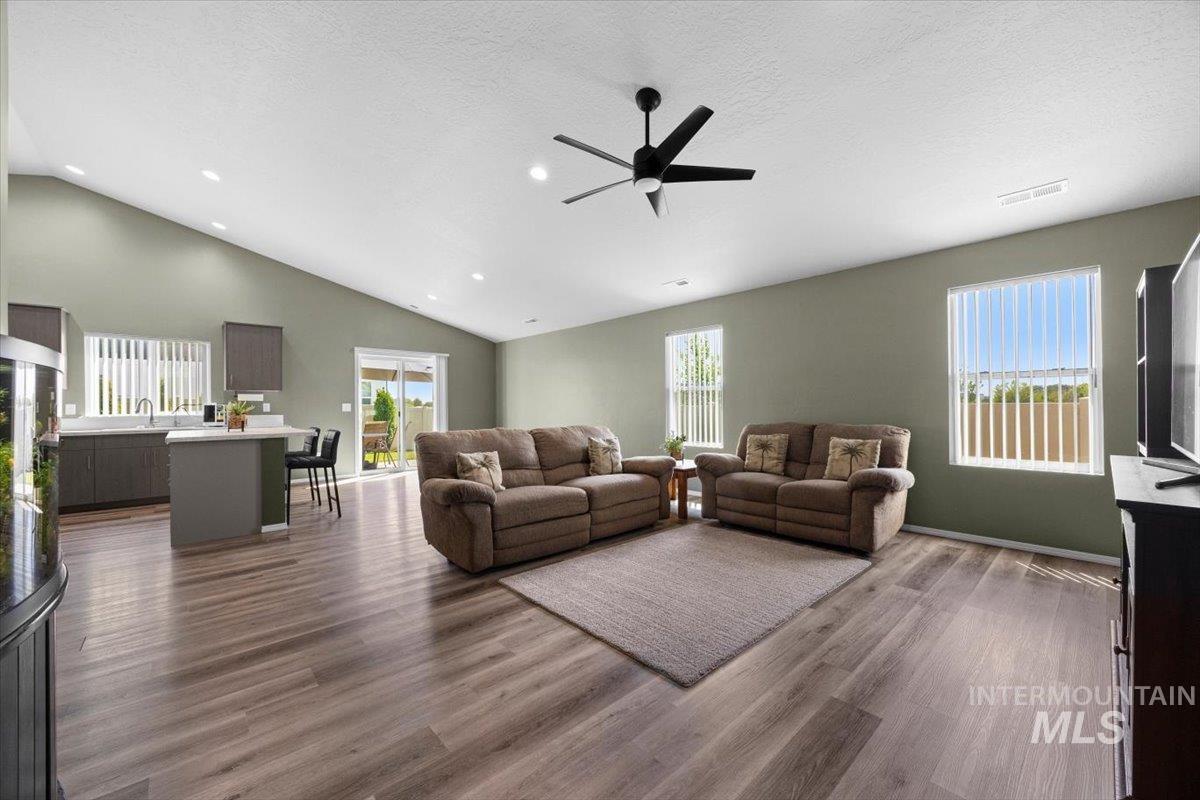 4914 Endicott Dr Property Photo 6