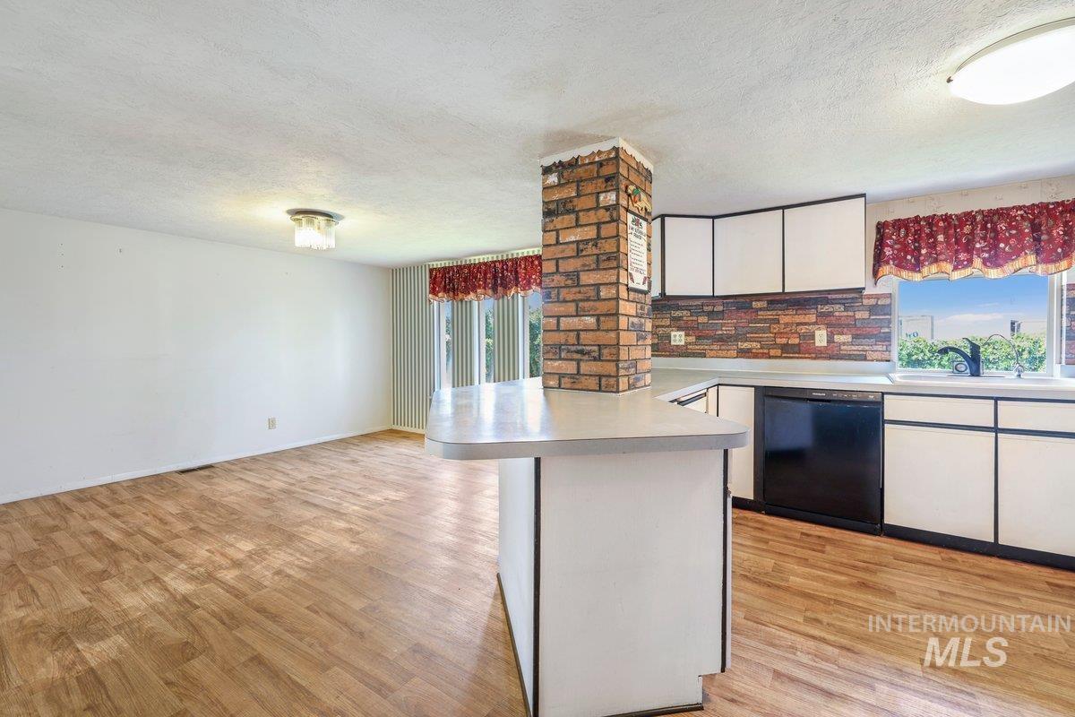 1202 Burley Ave. Property Photo 5