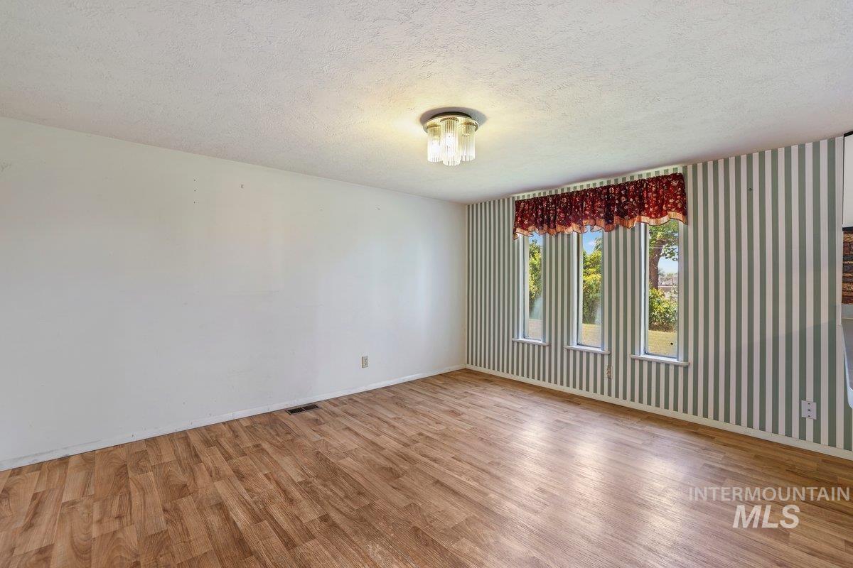 1202 Burley Ave. Property Photo 7