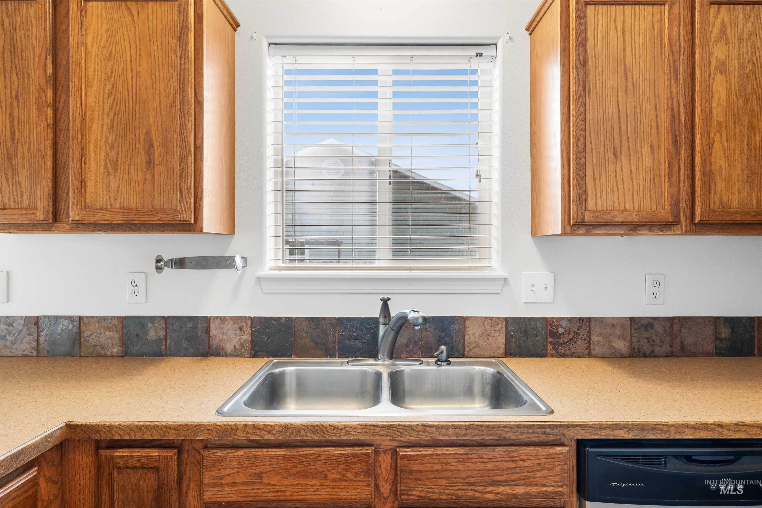 437 Hunter Ave Property Photo 8