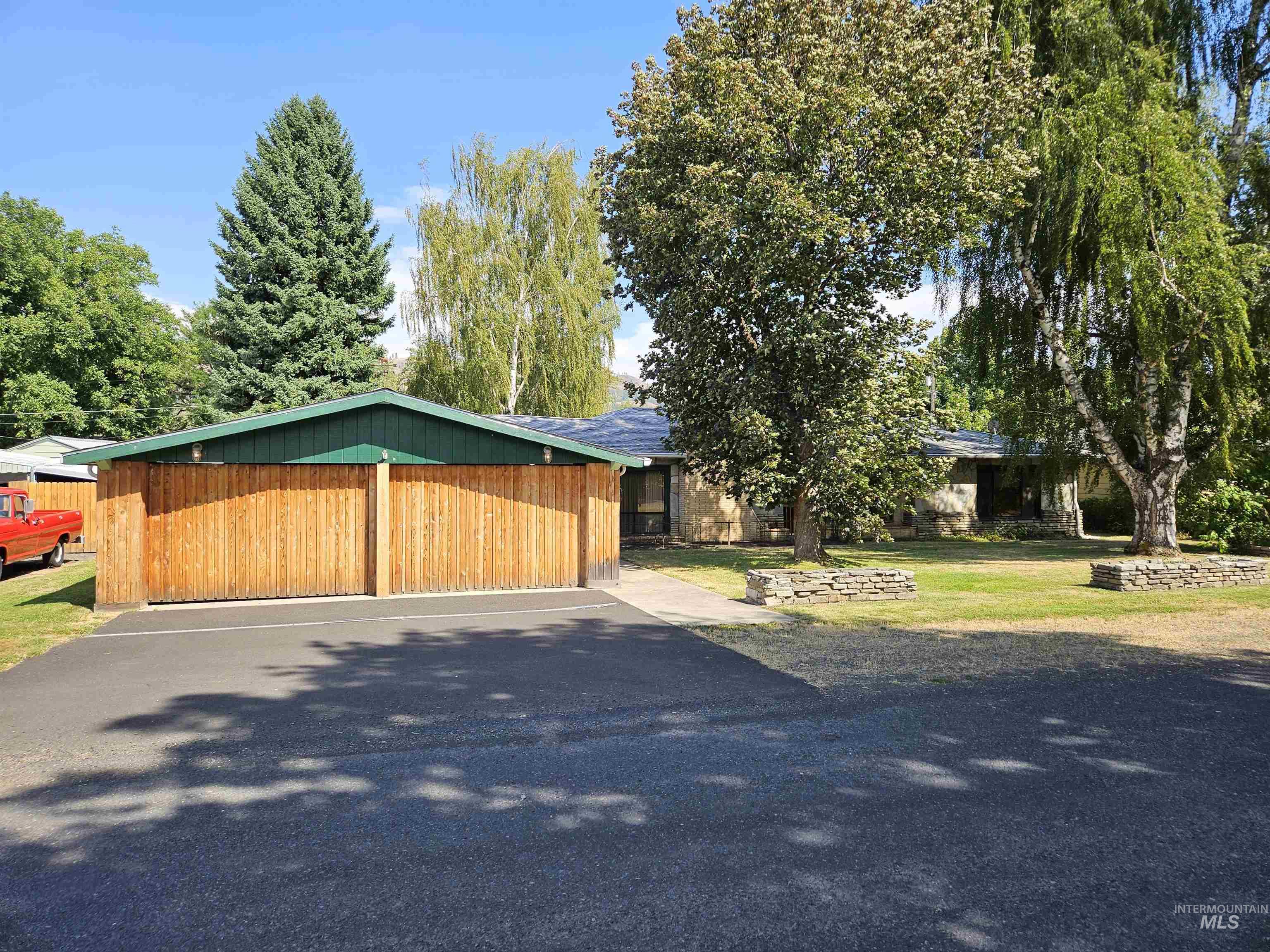 613 Oak Street Property Photo 1