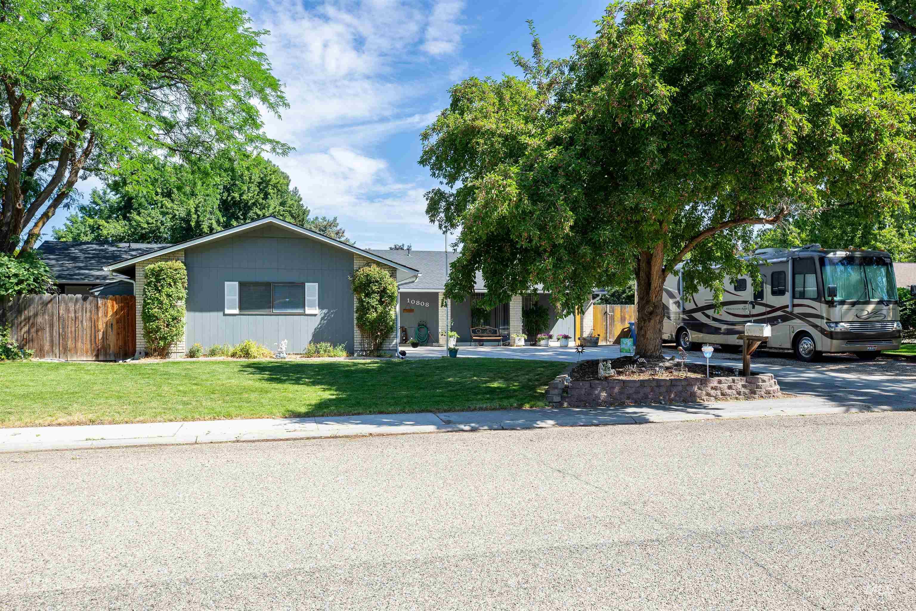 10808 W Reutzel Drive Property Photo 1