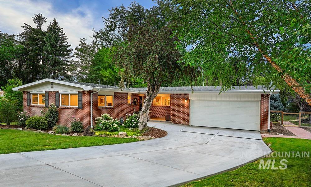 1204 W Highland View Dr