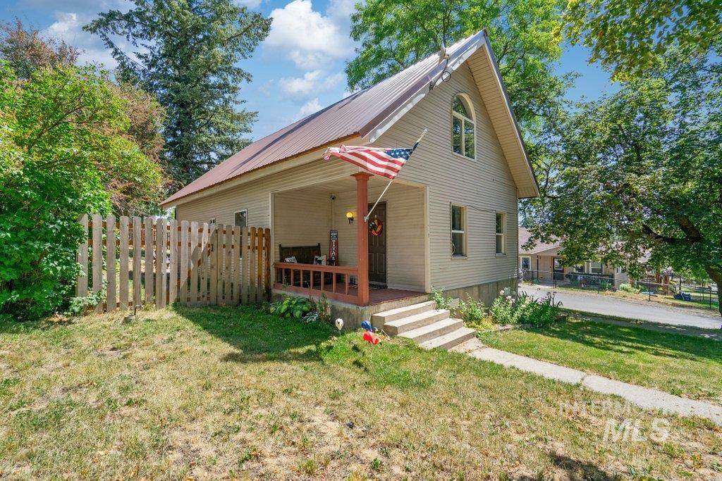 715 Oak Property Photo 1