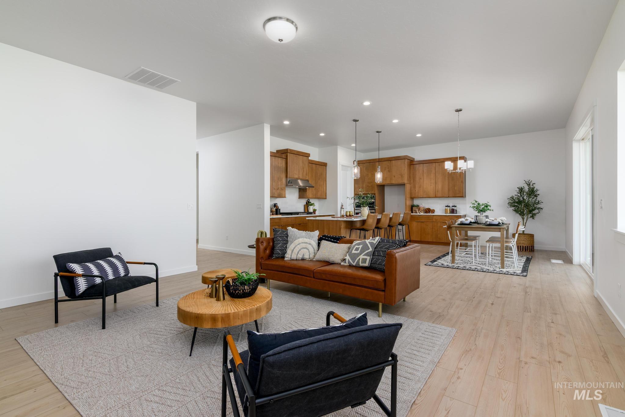 5677 N Christian Ave Property Photo 8