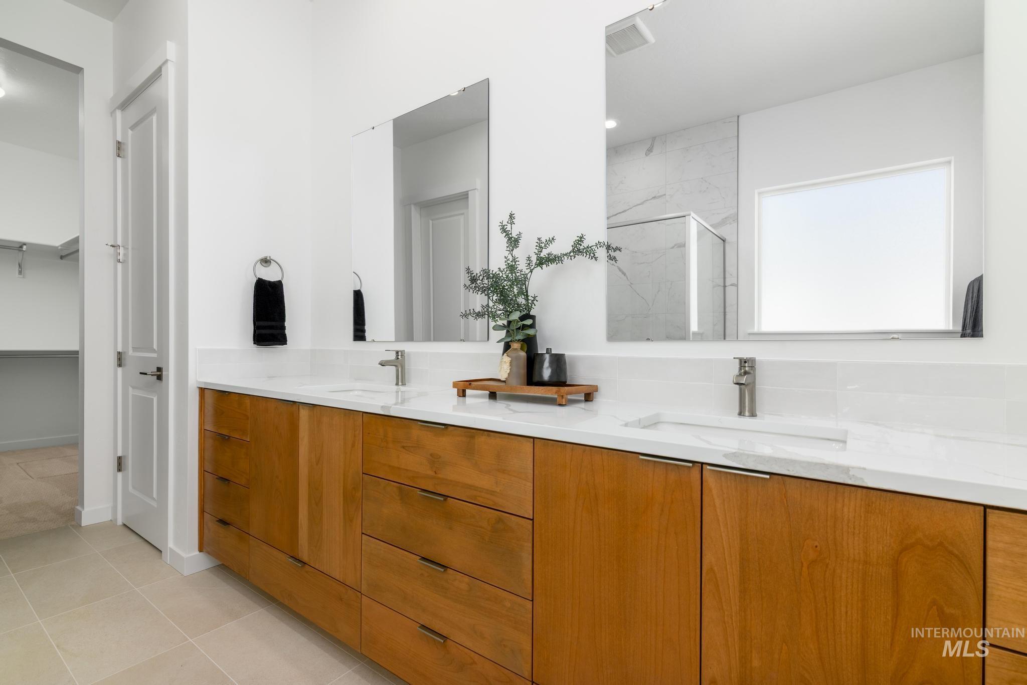 5677 N Christian Ave Property Photo 26