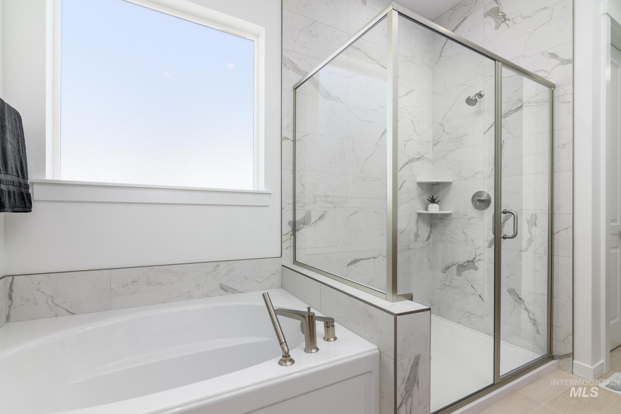 5677 N Christian Ave Property Photo 27