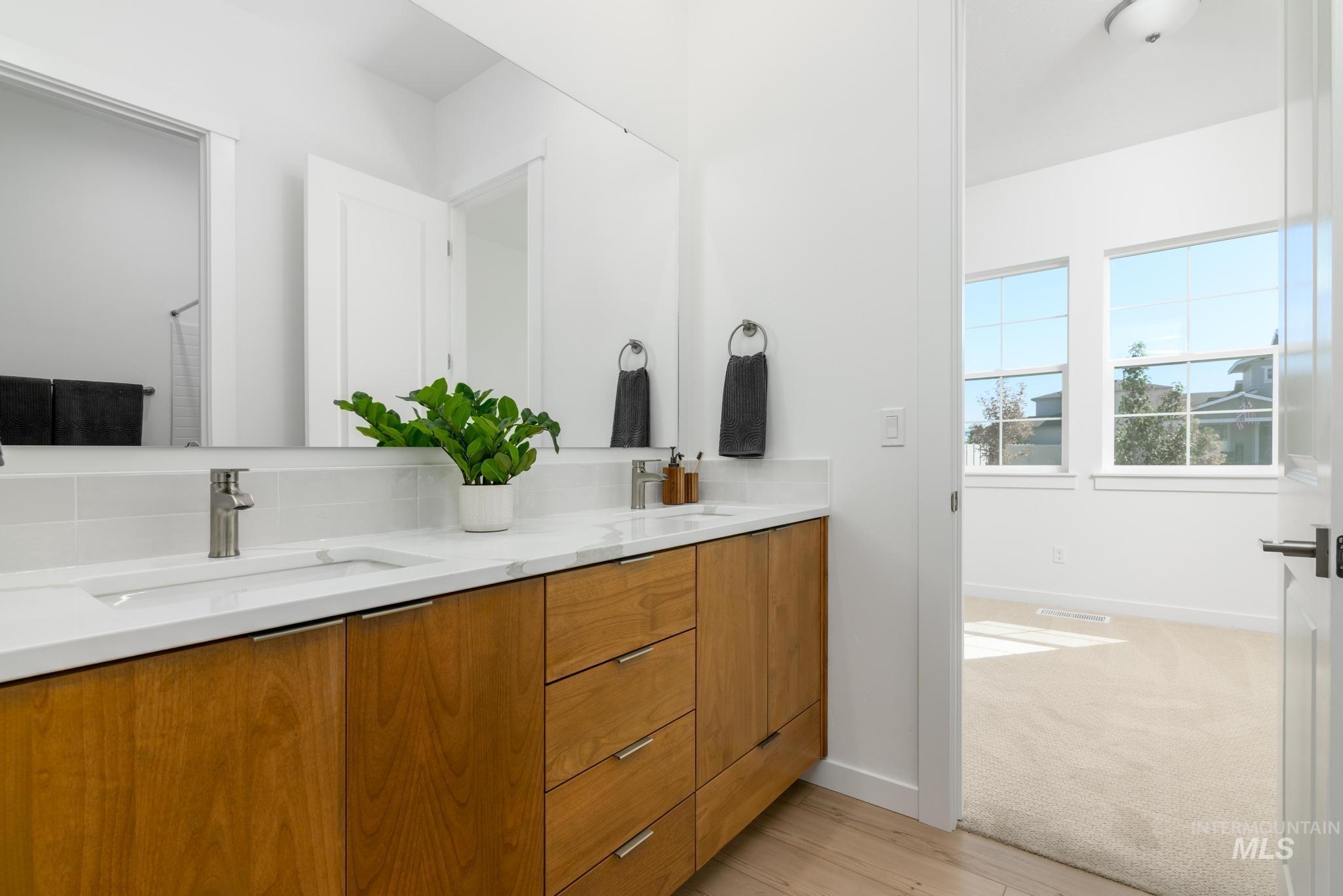 5677 N Christian Ave Property Photo 30