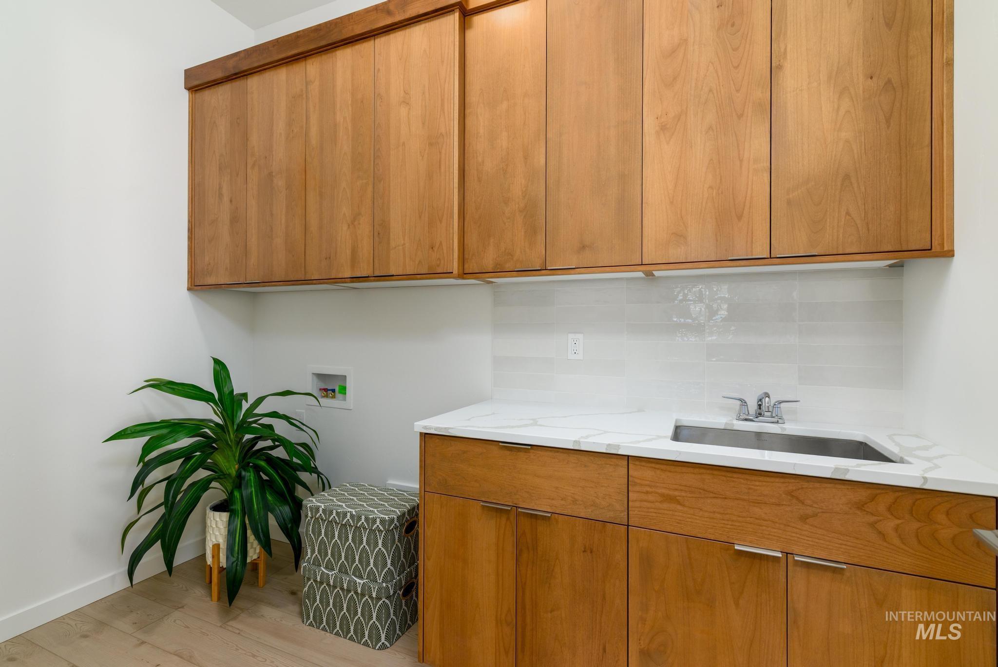 5677 N Christian Ave Property Photo 31