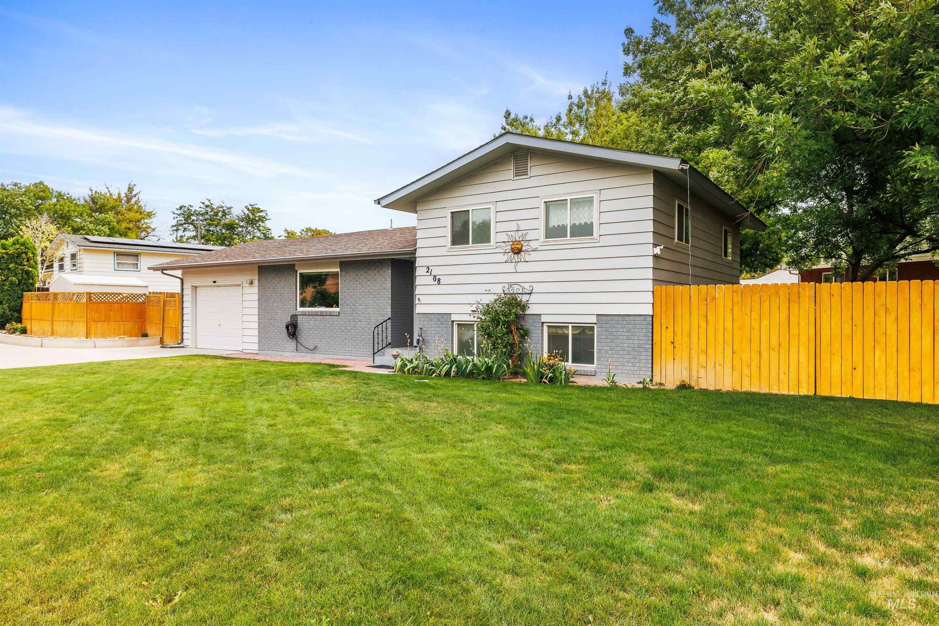 2108 Alta Vista Drive Property Photo 1