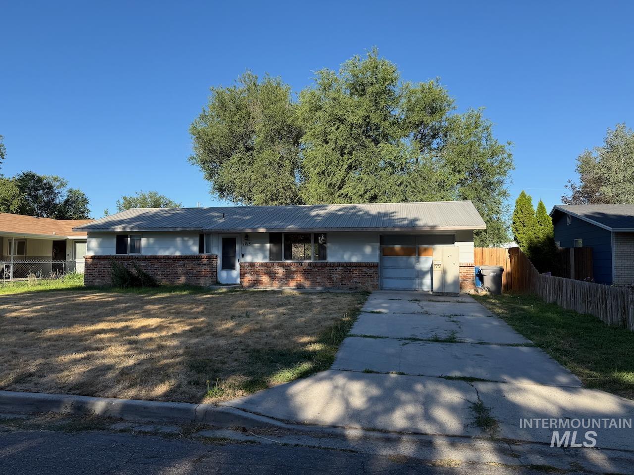 1215 S Fern St Property Photo 1