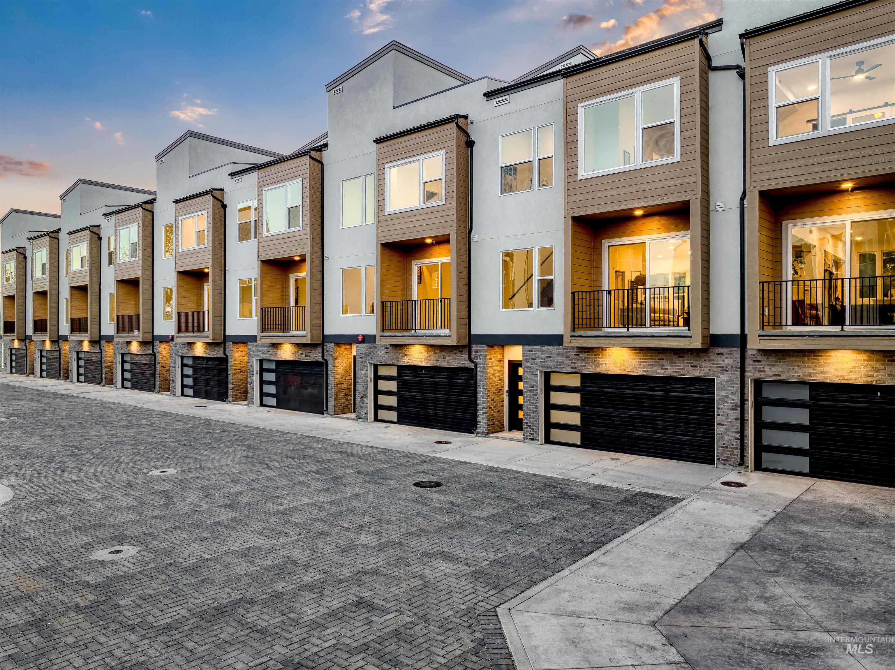 2044 S Mackinnon Ln Property Photo 2