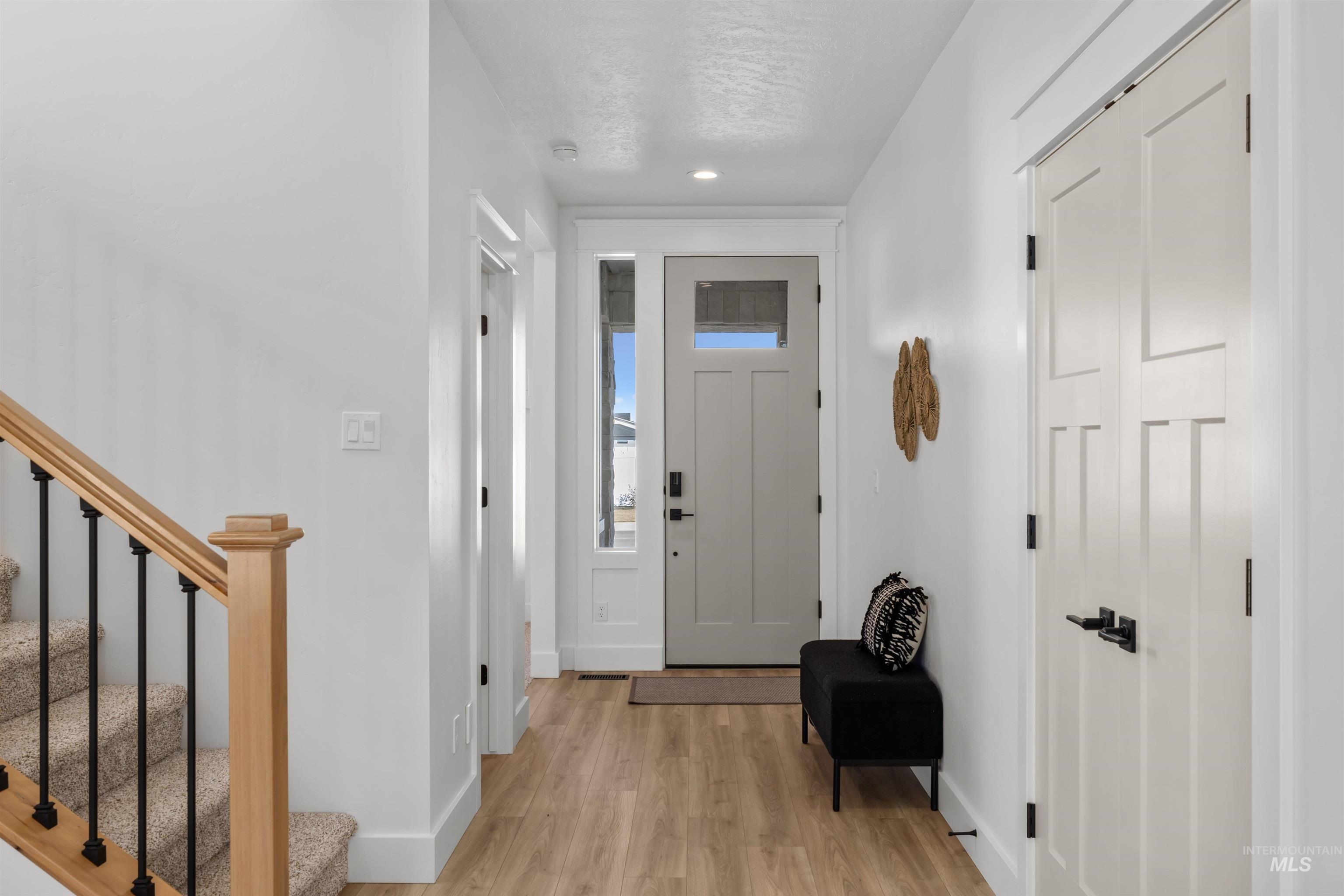 5687 S Snowden Ave Property Photo 3