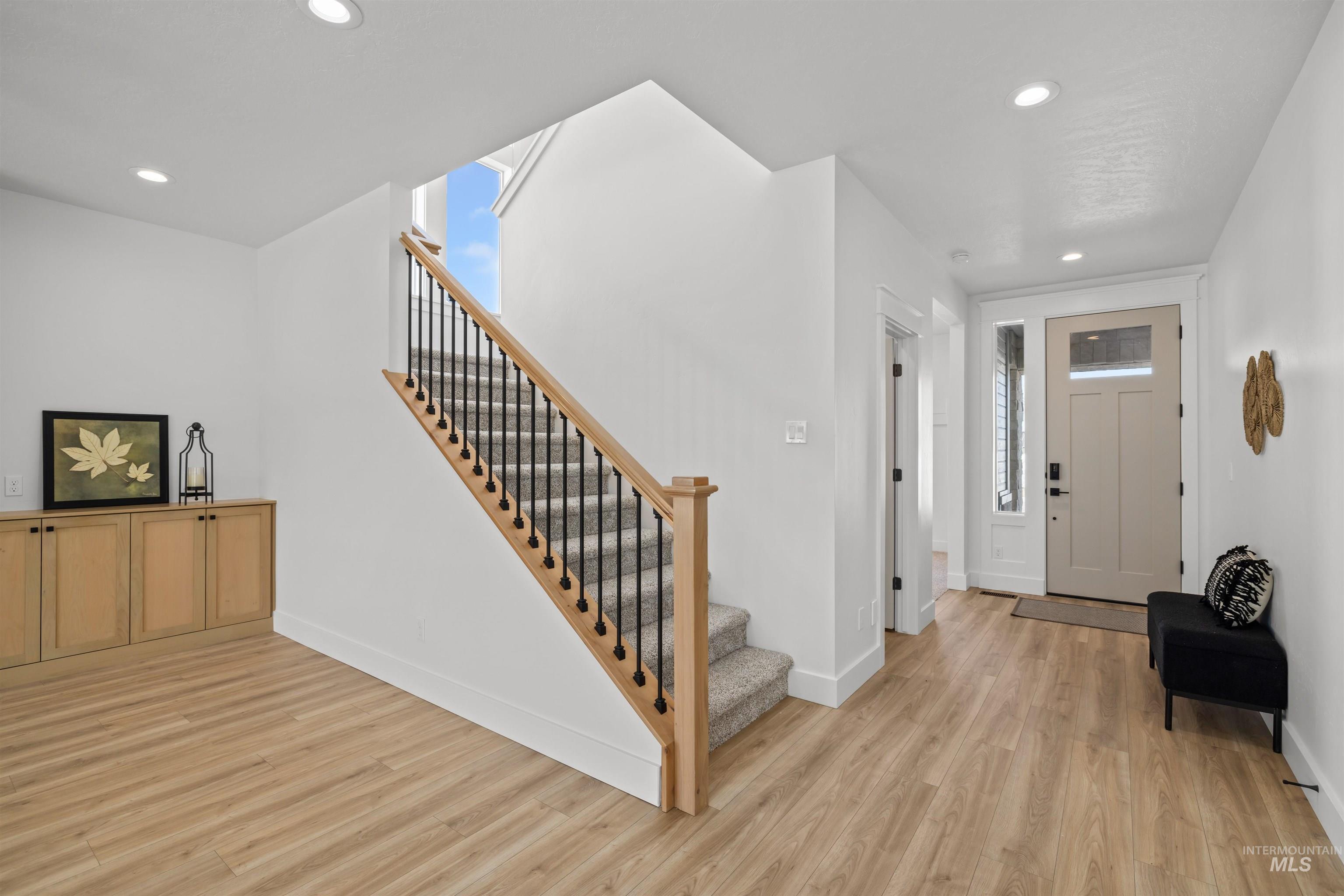 5687 S Snowden Ave Property Photo 4