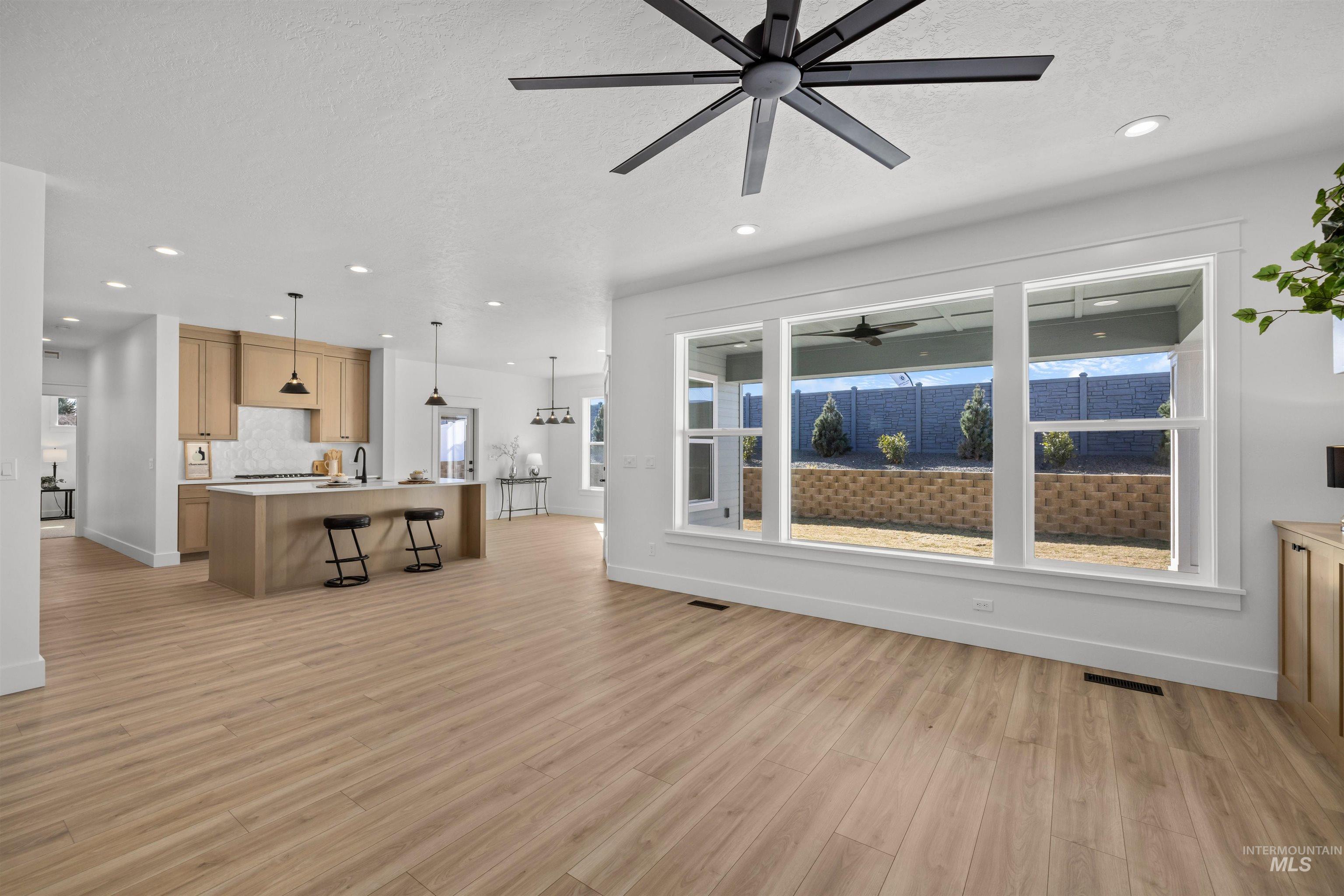 5687 S Snowden Ave Property Photo 8