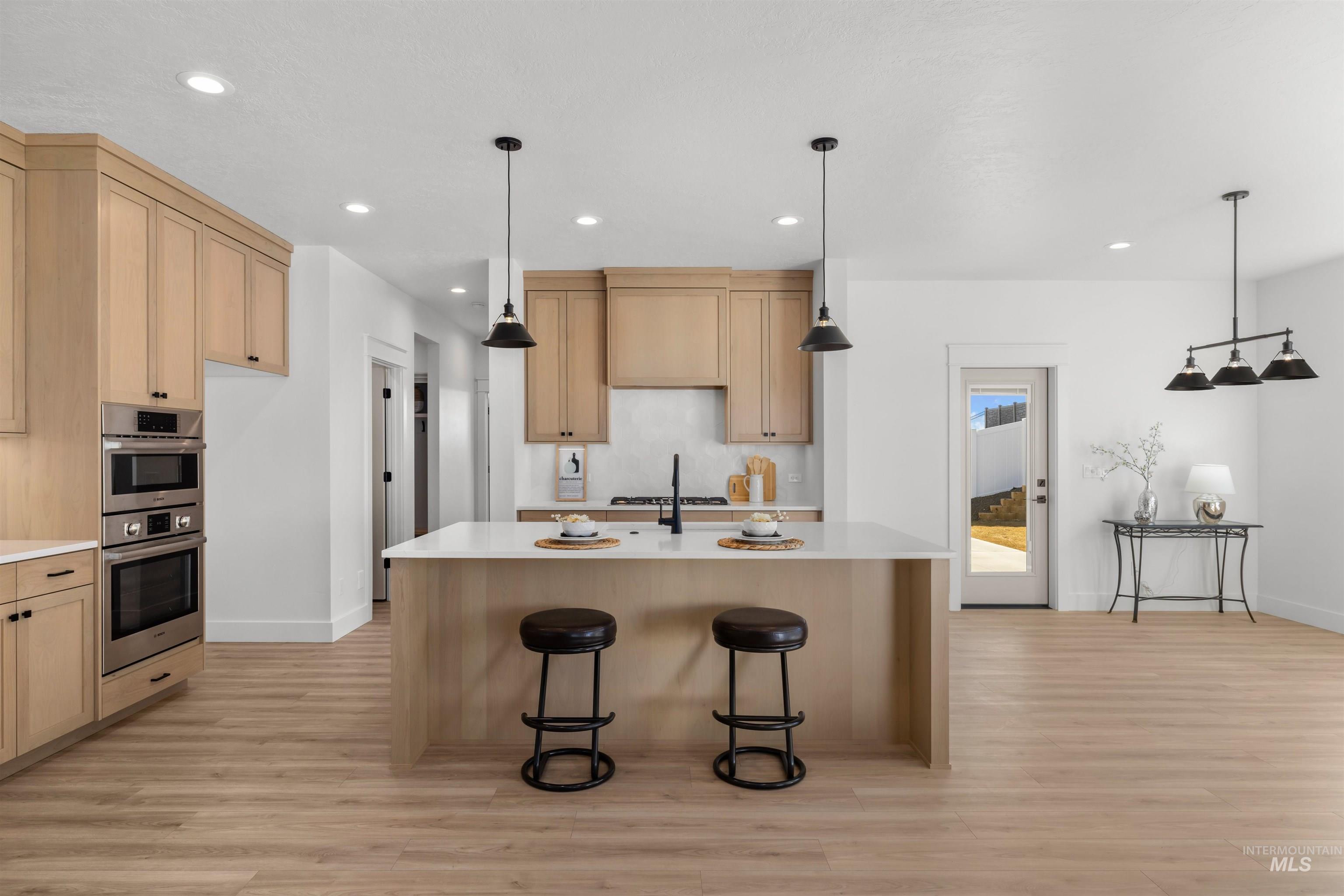 5687 S Snowden Ave Property Photo 9