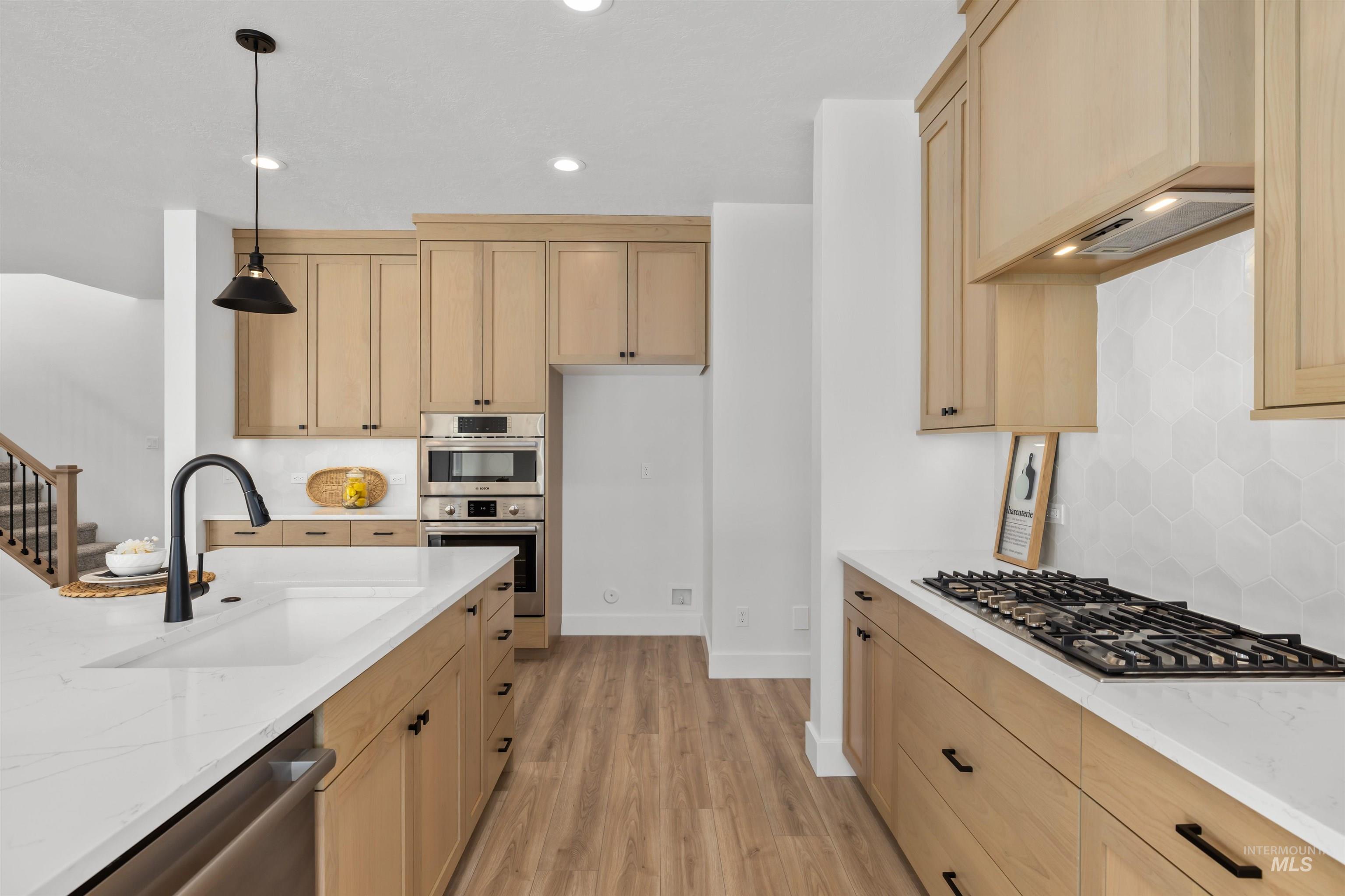 5687 S Snowden Ave Property Photo 13