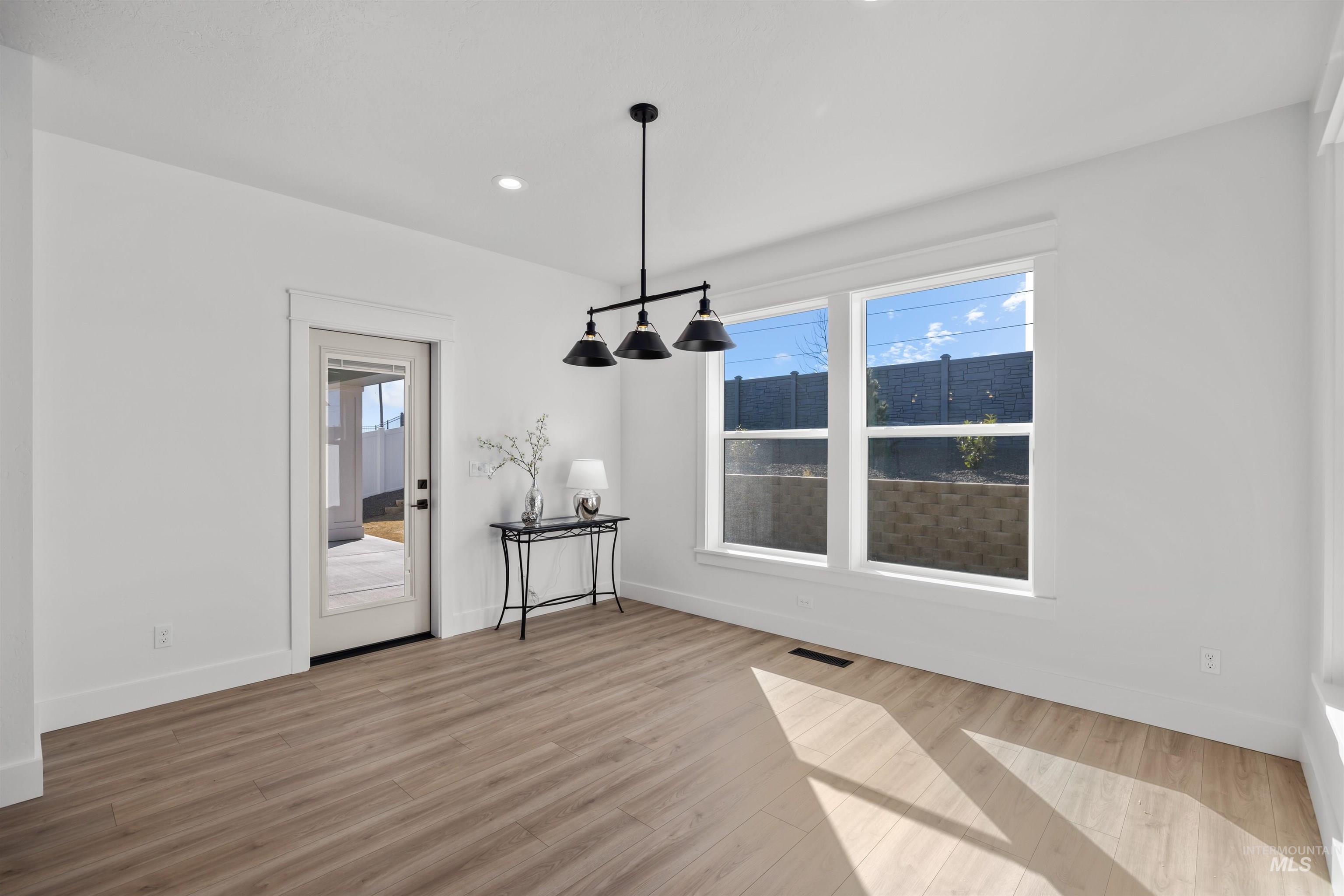 5687 S Snowden Ave Property Photo 17