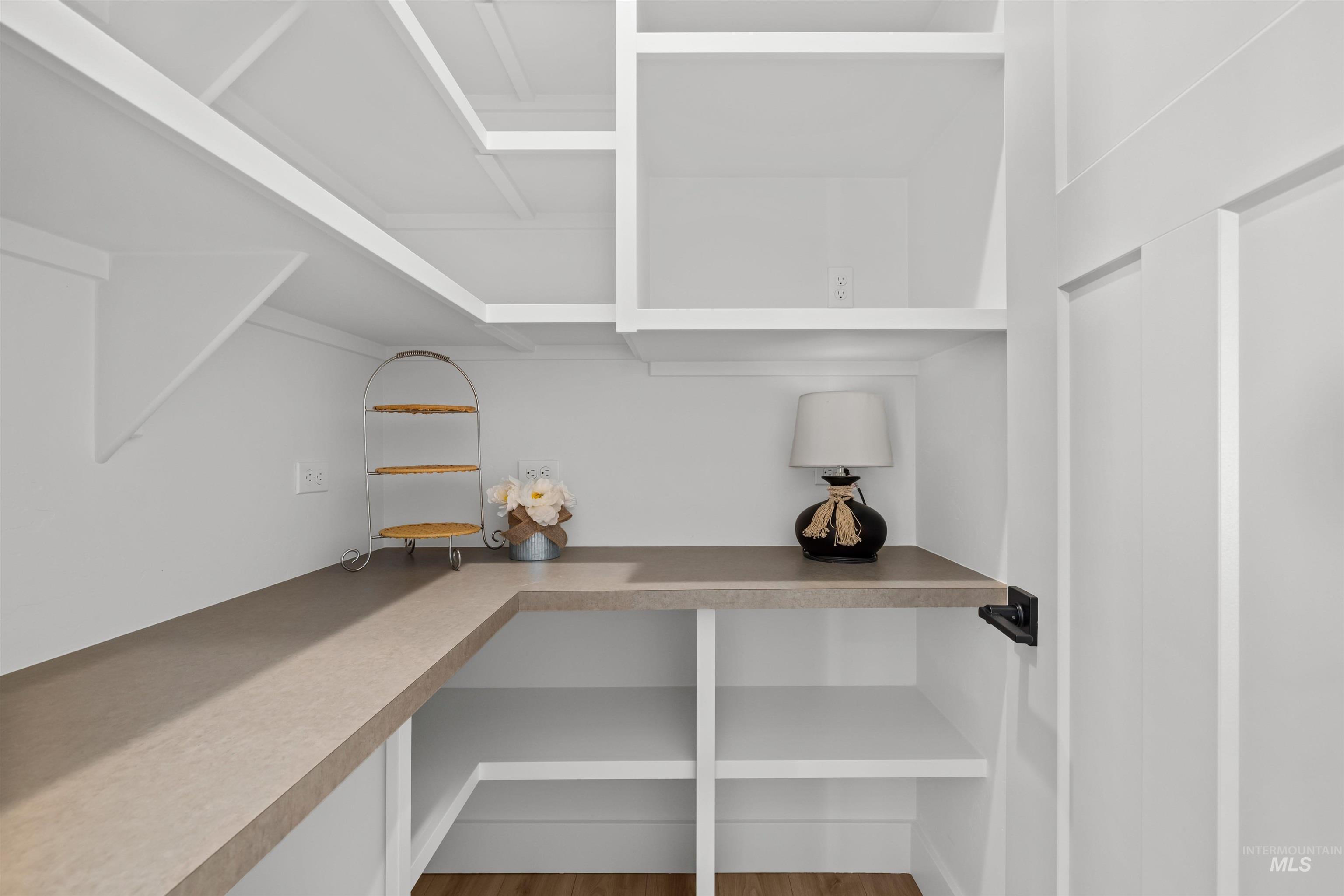 5687 S Snowden Ave Property Photo 19