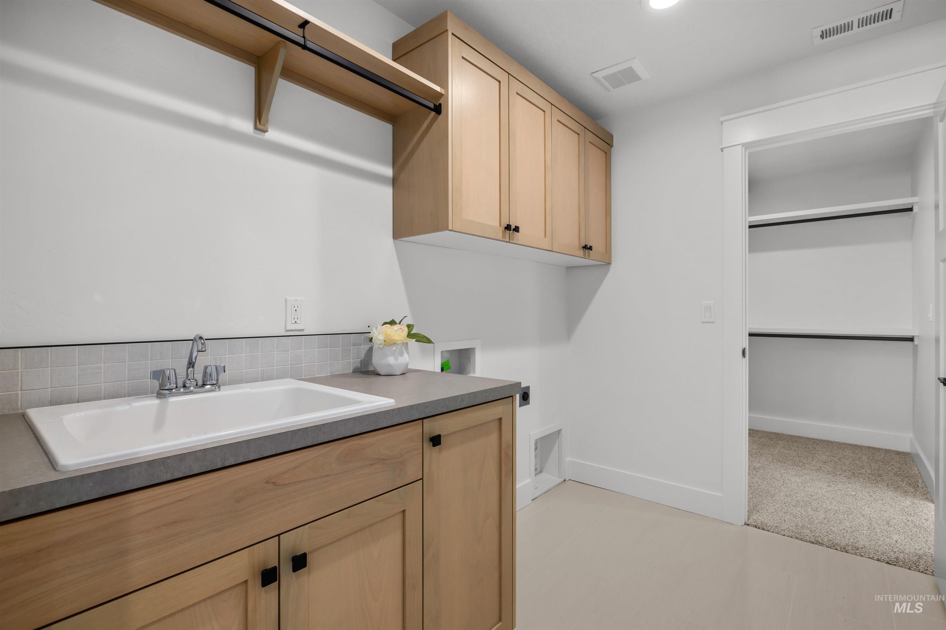 5687 S Snowden Ave Property Photo 35