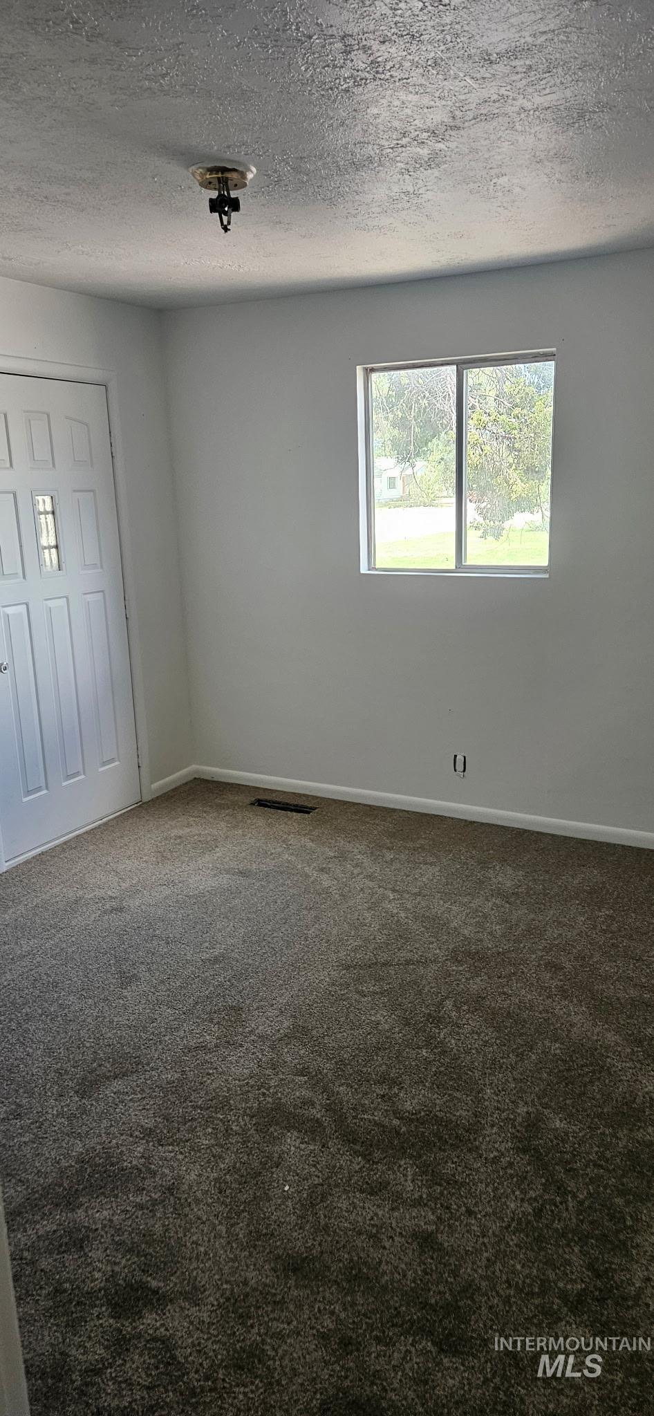 284 N Main Property Photo 4