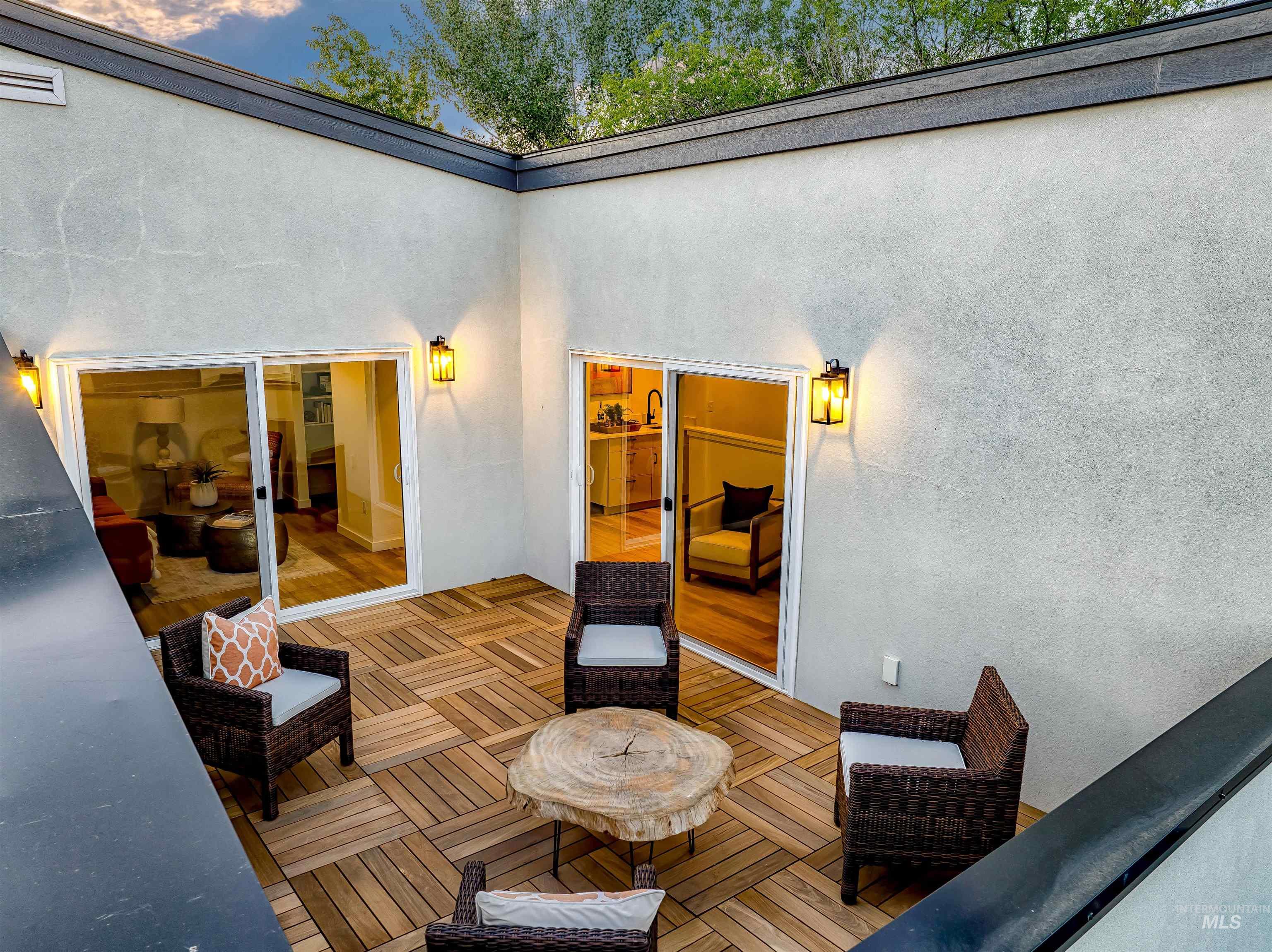 2026 S Mackinnon Ln Property Photo 1