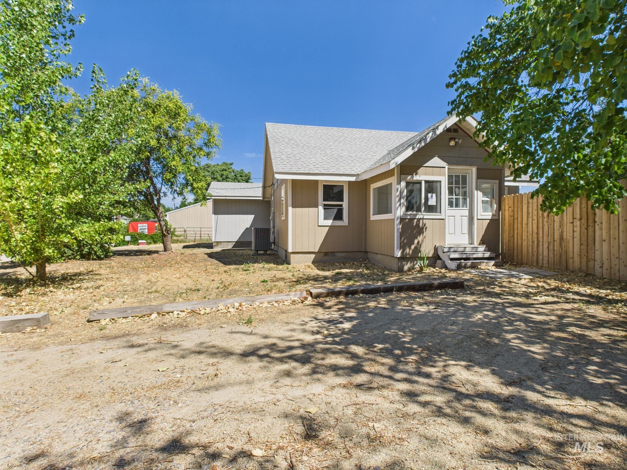 421 Hill Ln Property Photo 1