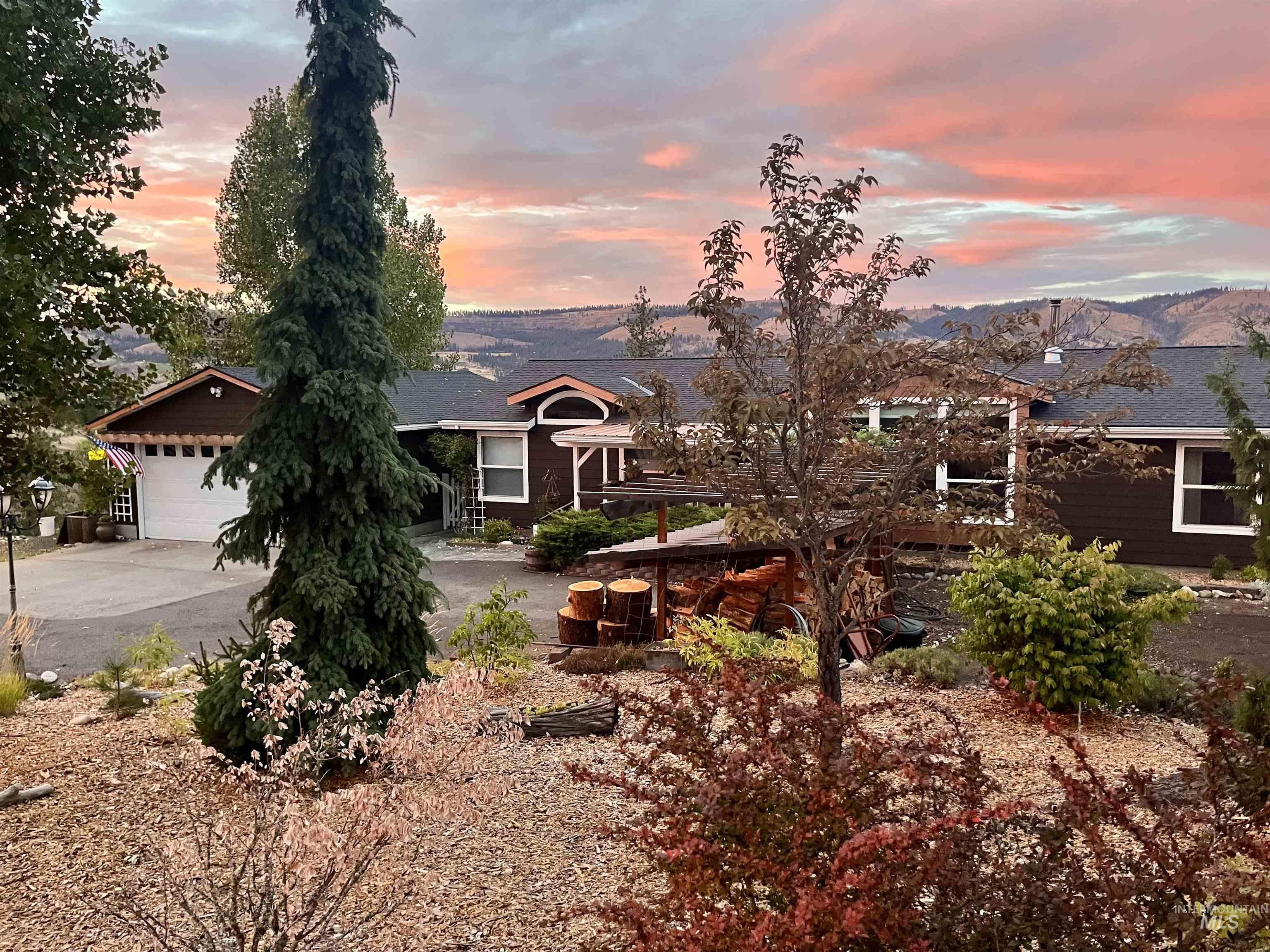 831 Crest Drive Property Photo 1