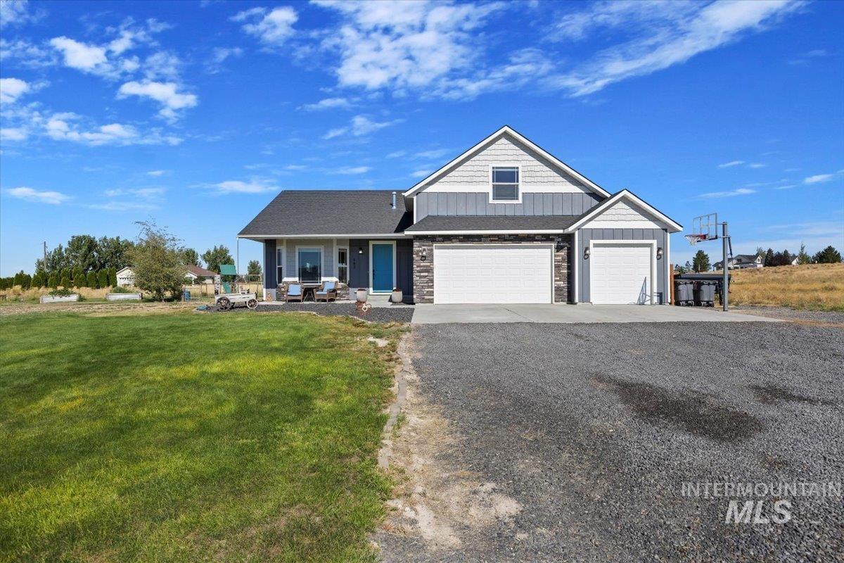 583 Pioneer Dr Property Photo 1