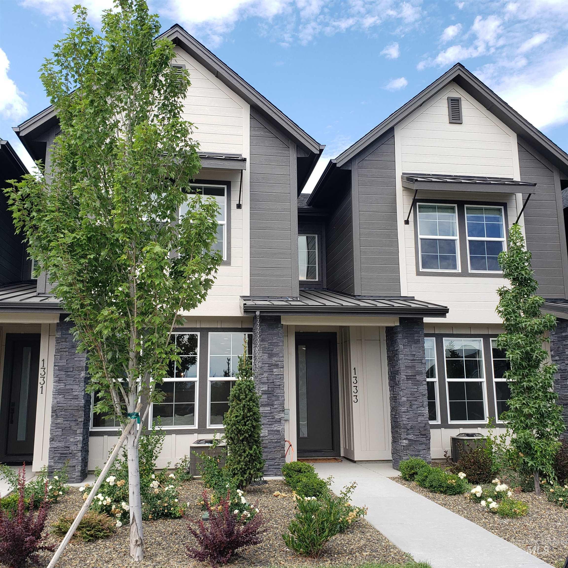 1316 N Meadowglen Property Photo 1