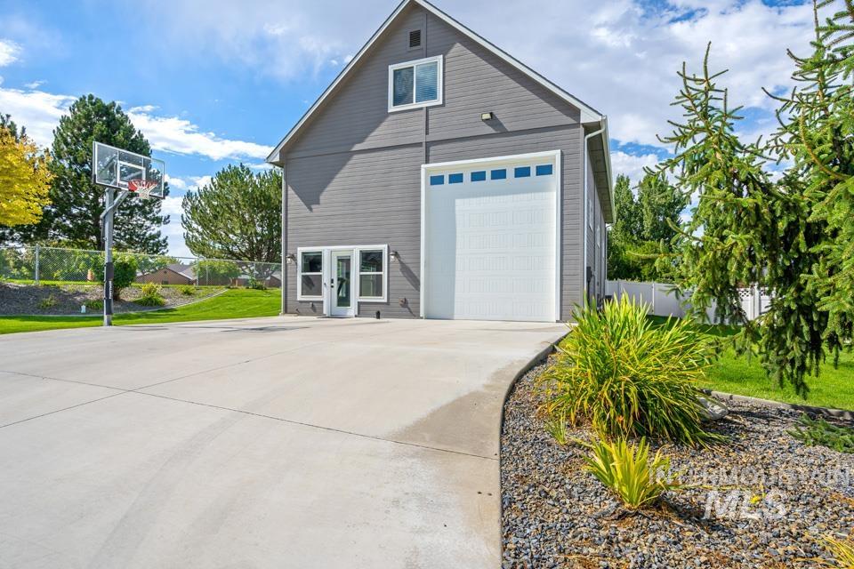 100 E Garret St Property Photo 4