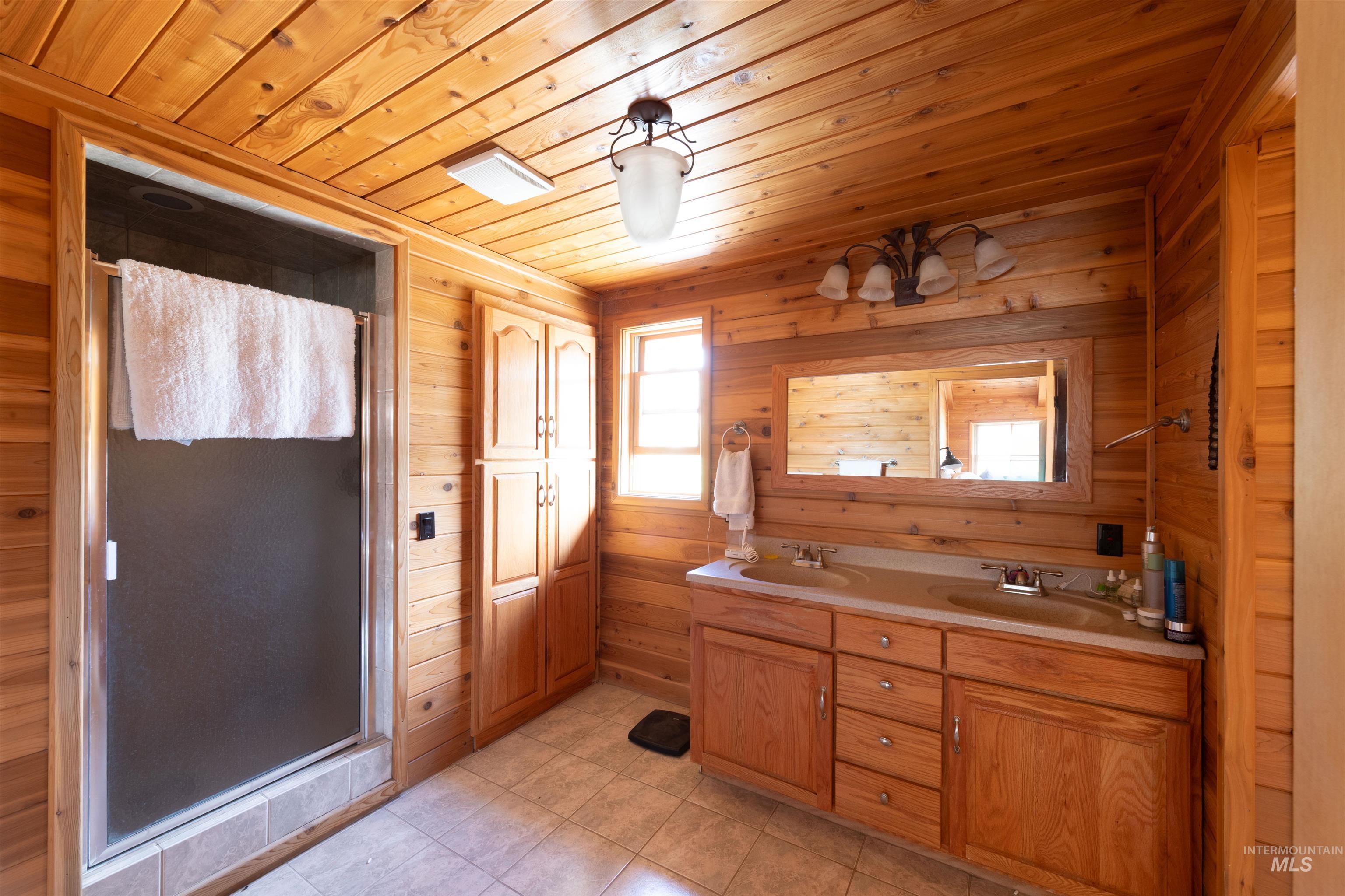 9885 Challis Creek Rd. Property Photo 19