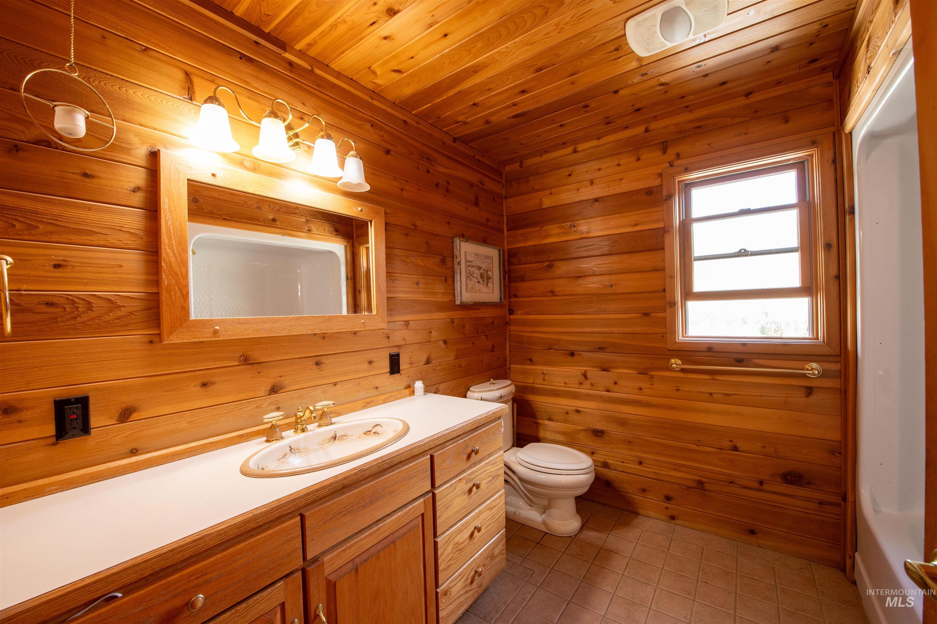 9885 Challis Creek Rd. Property Photo 21