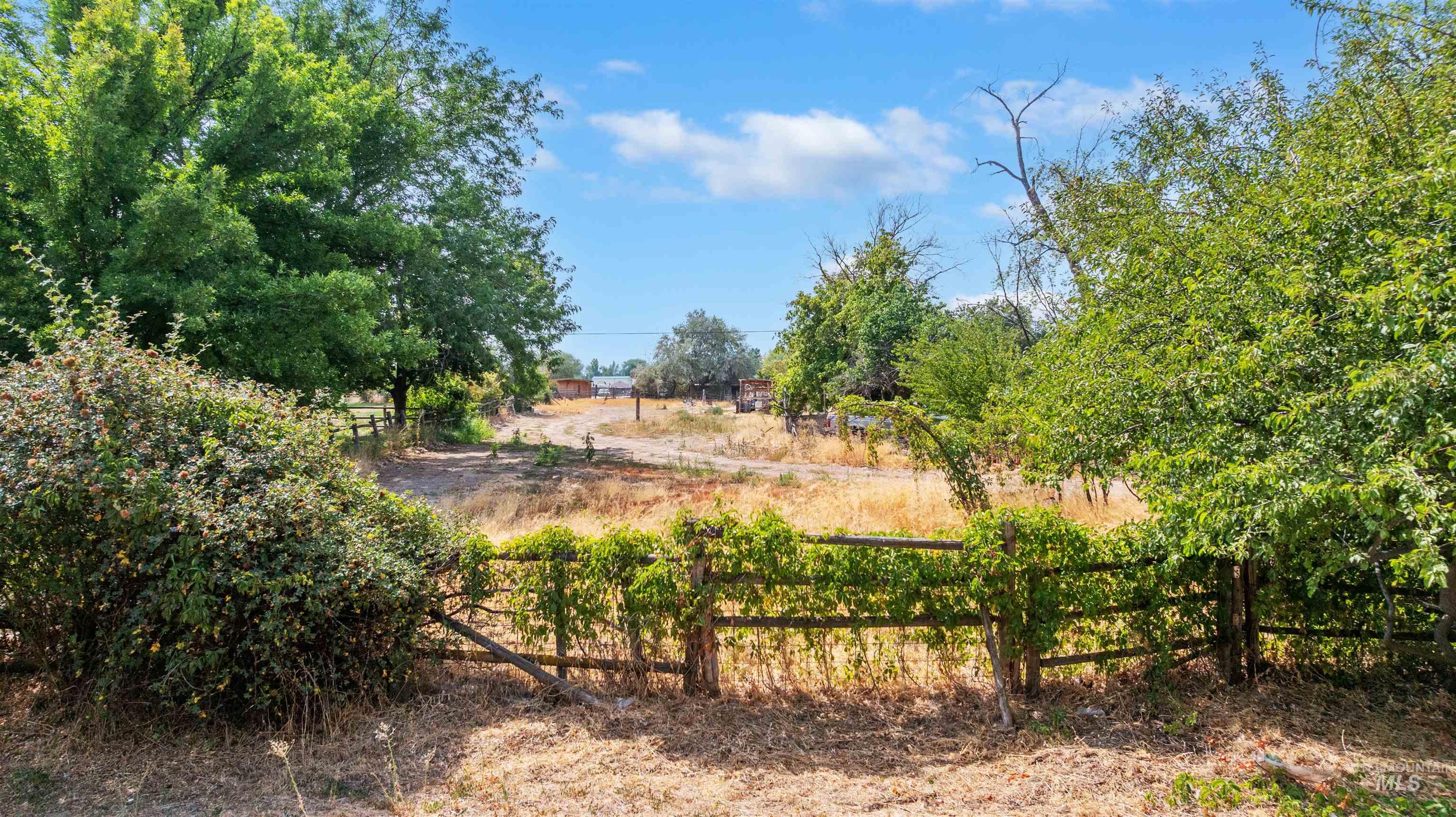 10553 W Reutzel Dr Property Photo 2