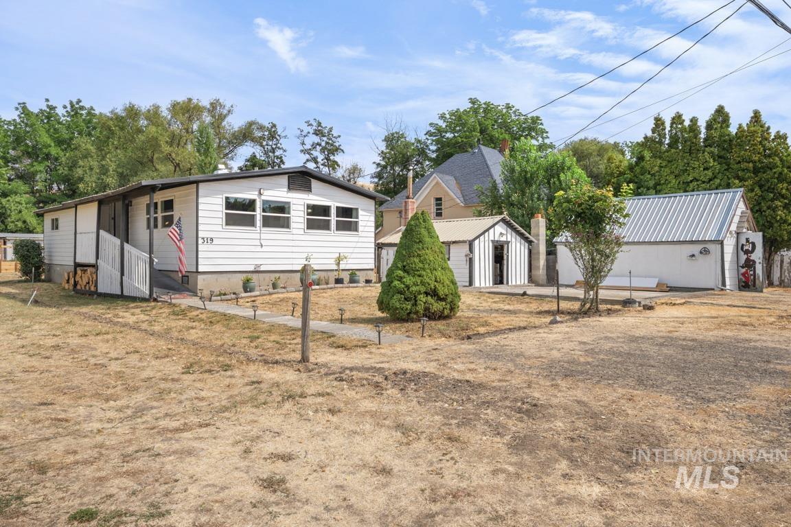 319 Pataha St Property Photo 1