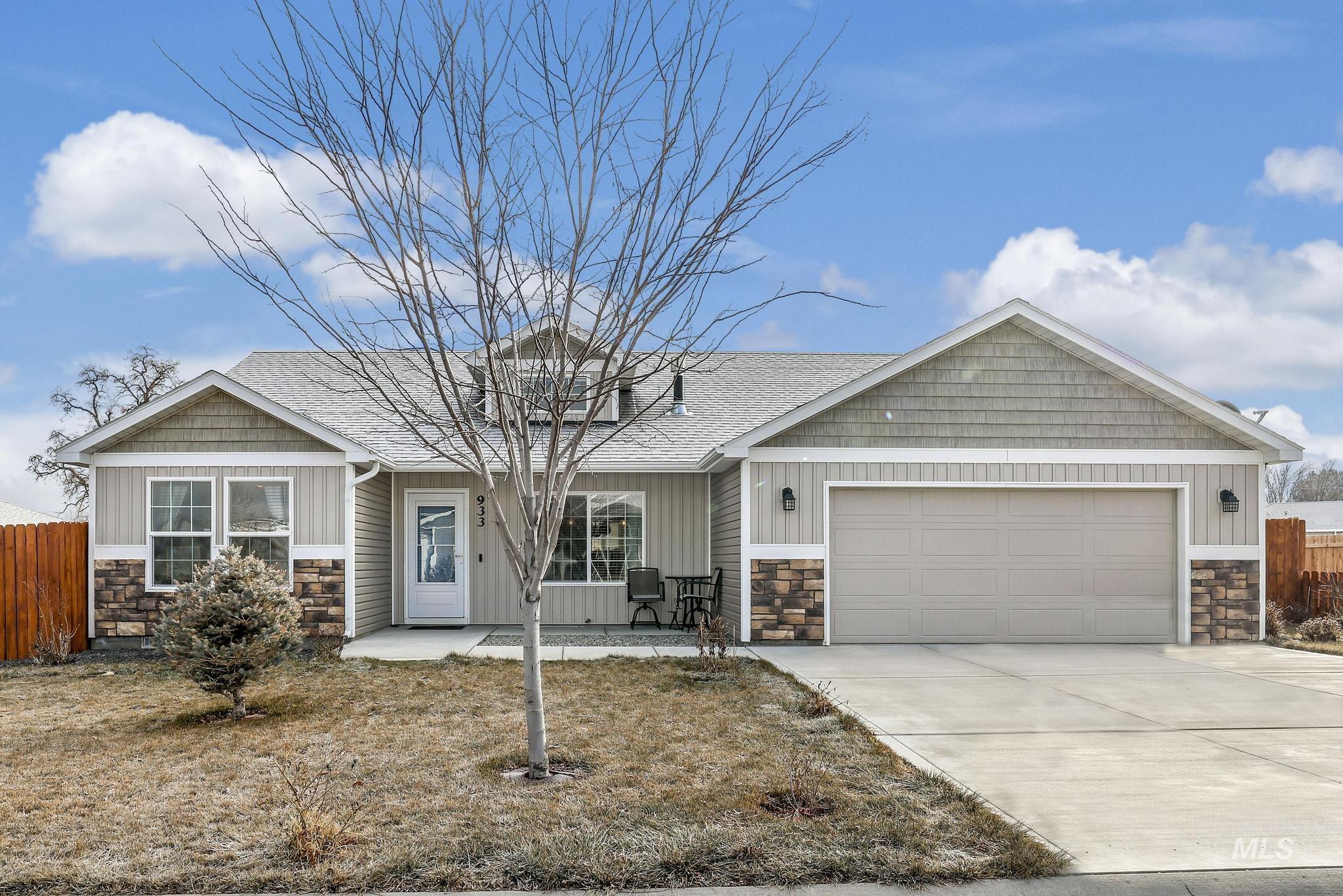 933 Applewood Dr Property Photo 1