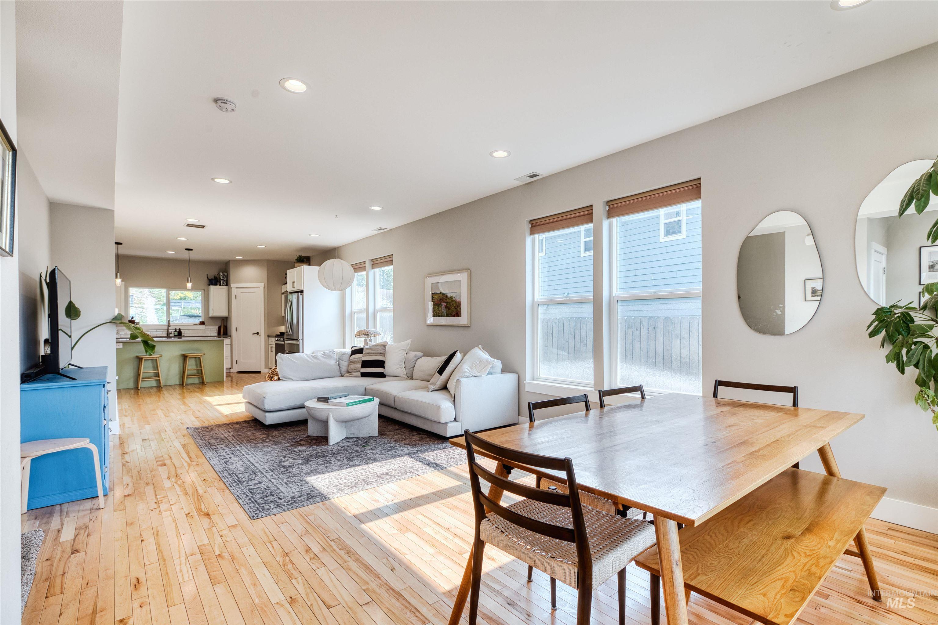 1645 E Third St Property Photo 4