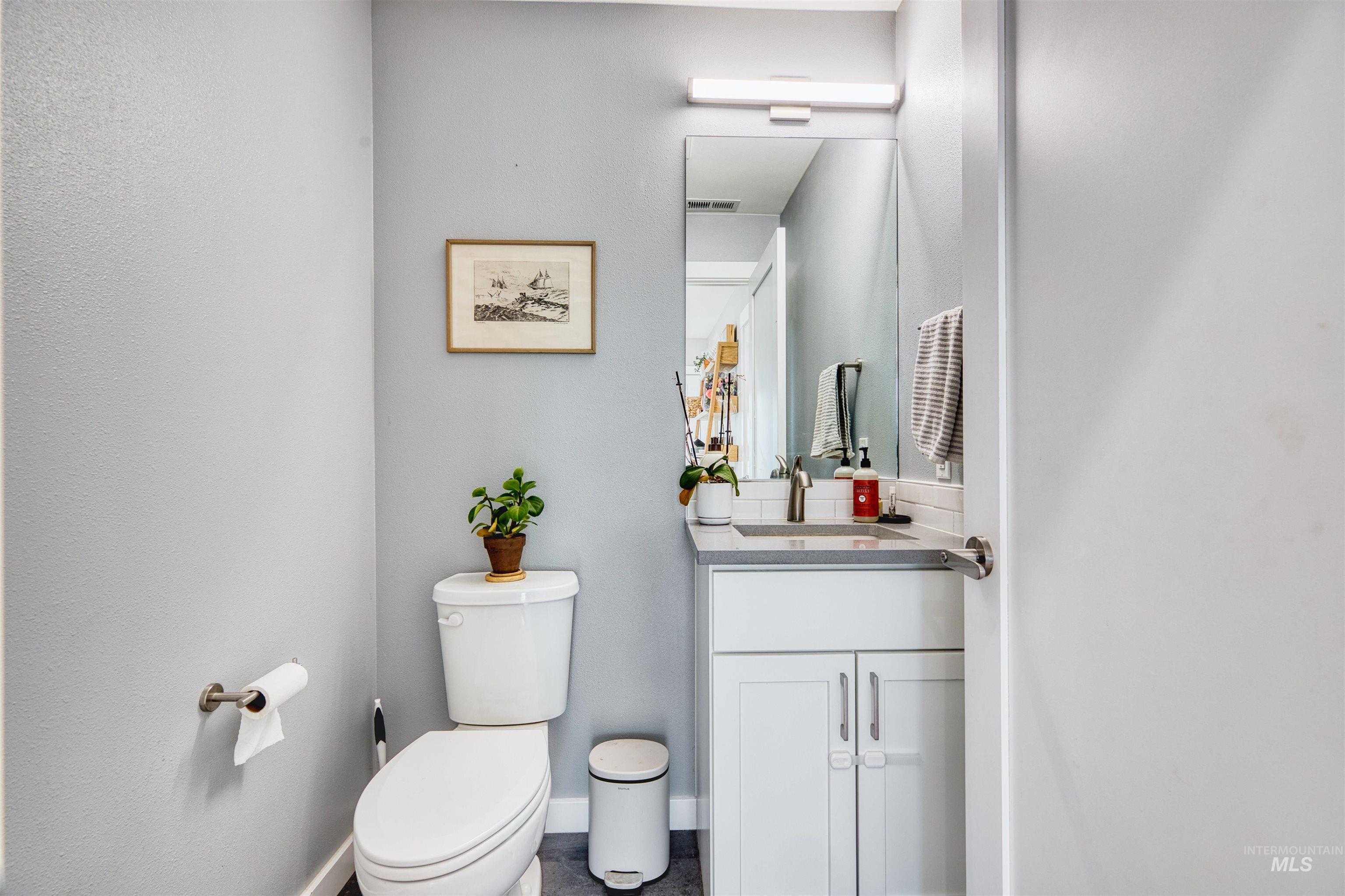 1645 E Third St Property Photo 10