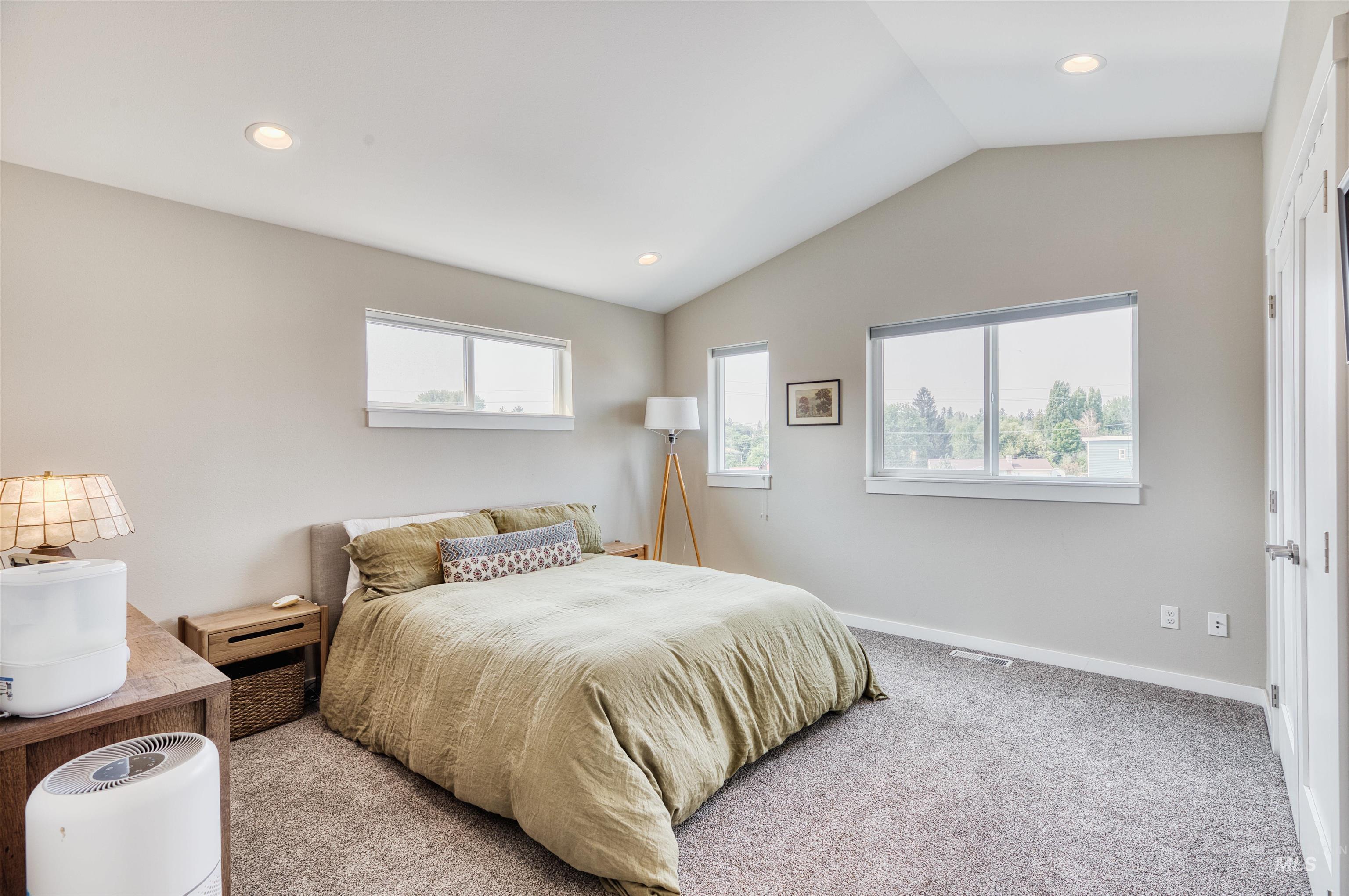 1645 E Third St Property Photo 15