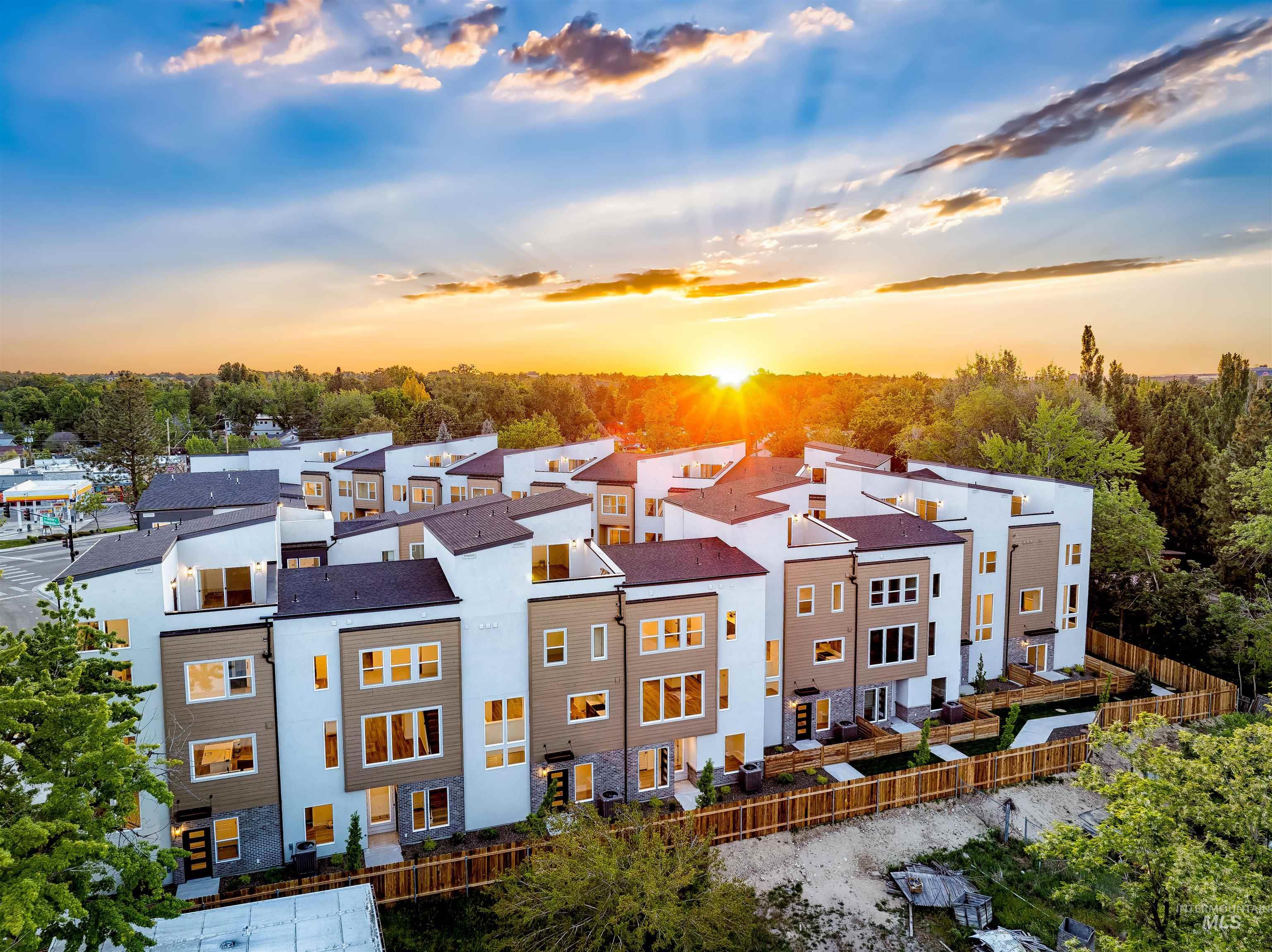 2050 S Mackinnon Ln Property Photo 1