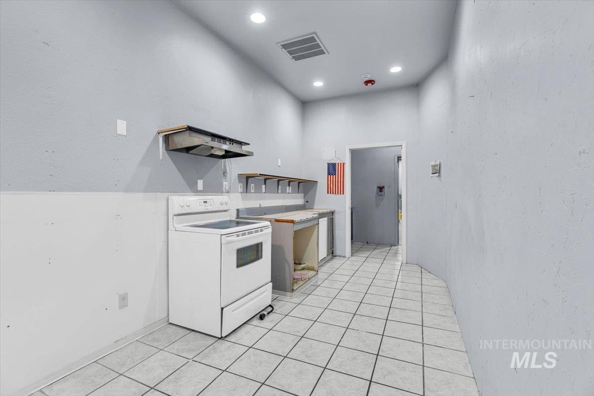 2155-2195 Airbase Rd Property Photo 20