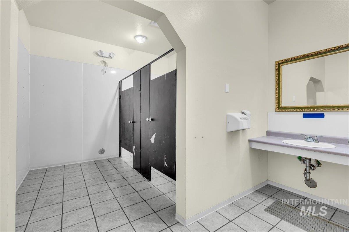 2155-2195 Airbase Rd Property Photo 24